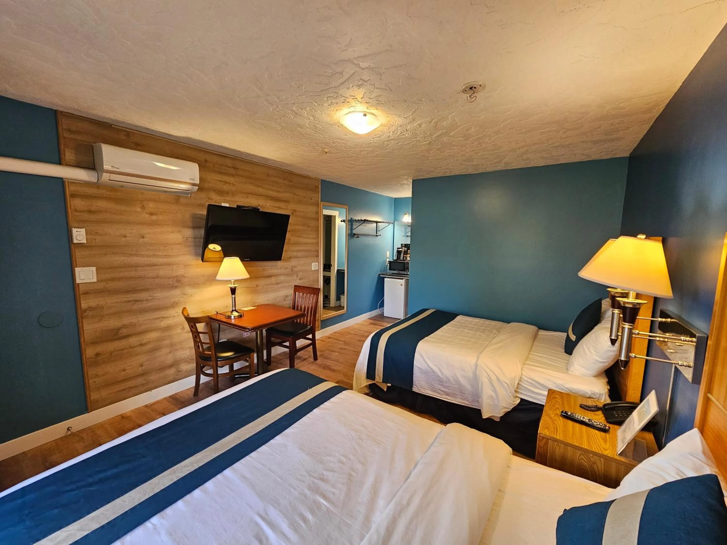 Bedroom, Bed in Harbour Light Motel