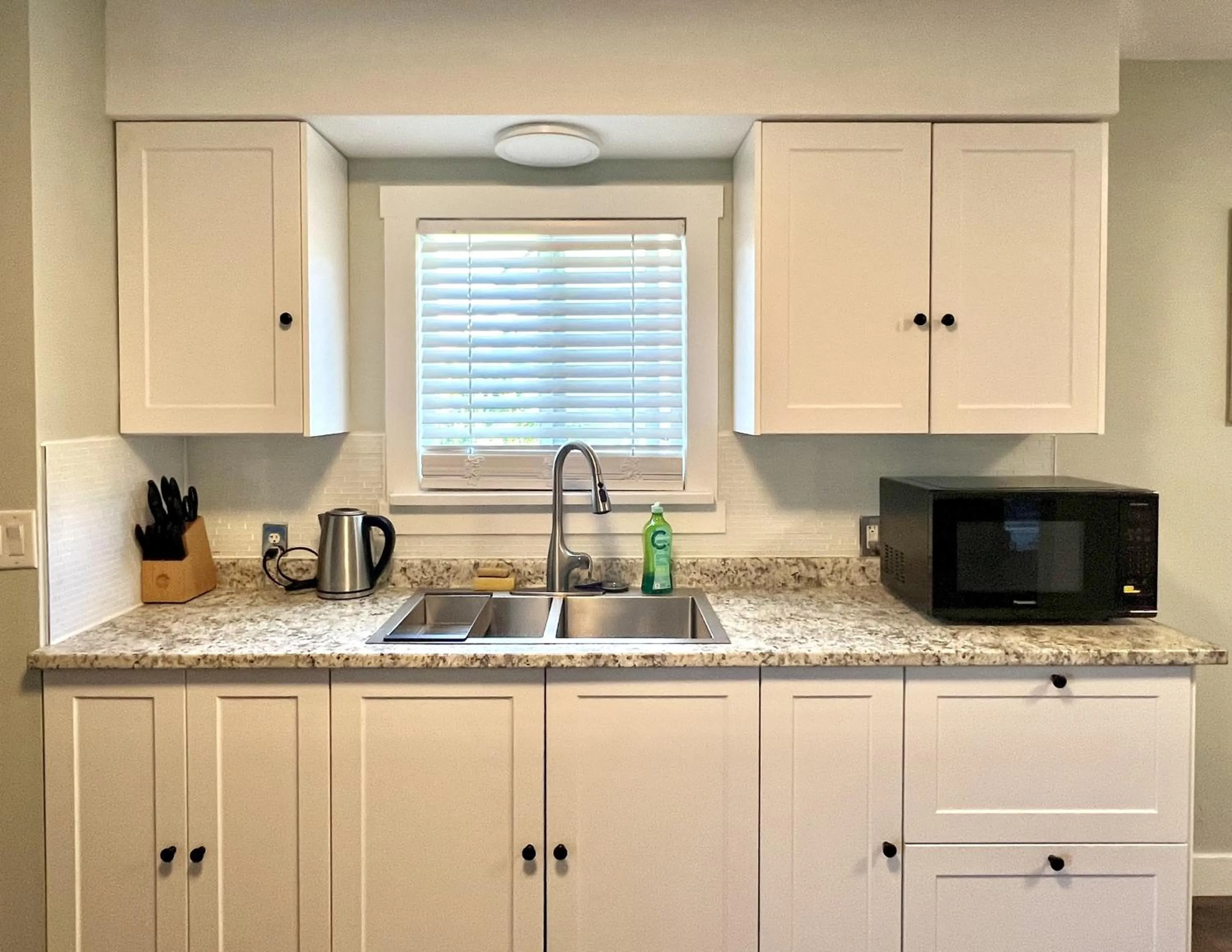 Kitchen or kitchenette in Harbour Light Motel