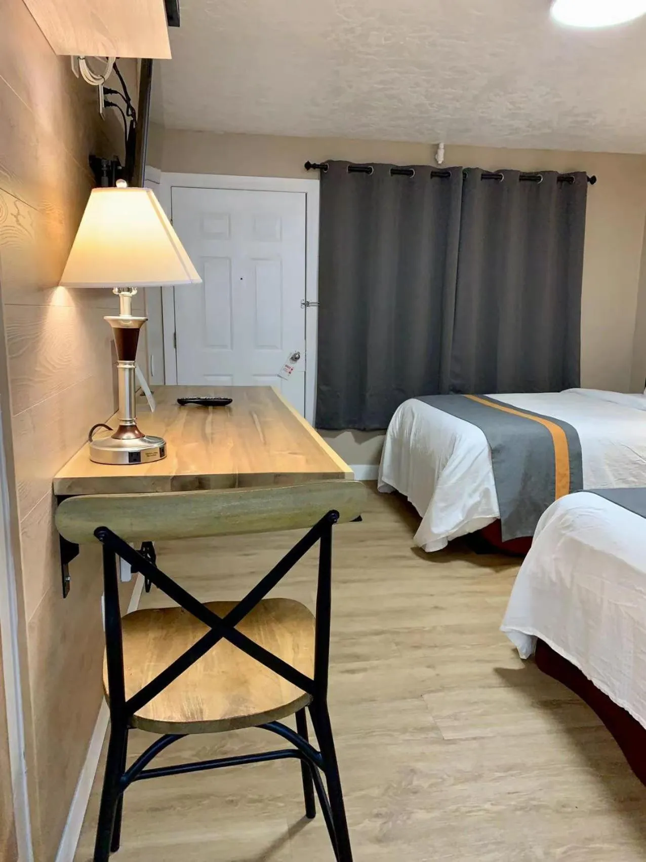 Seating area, Bed in Harbour Light Motel