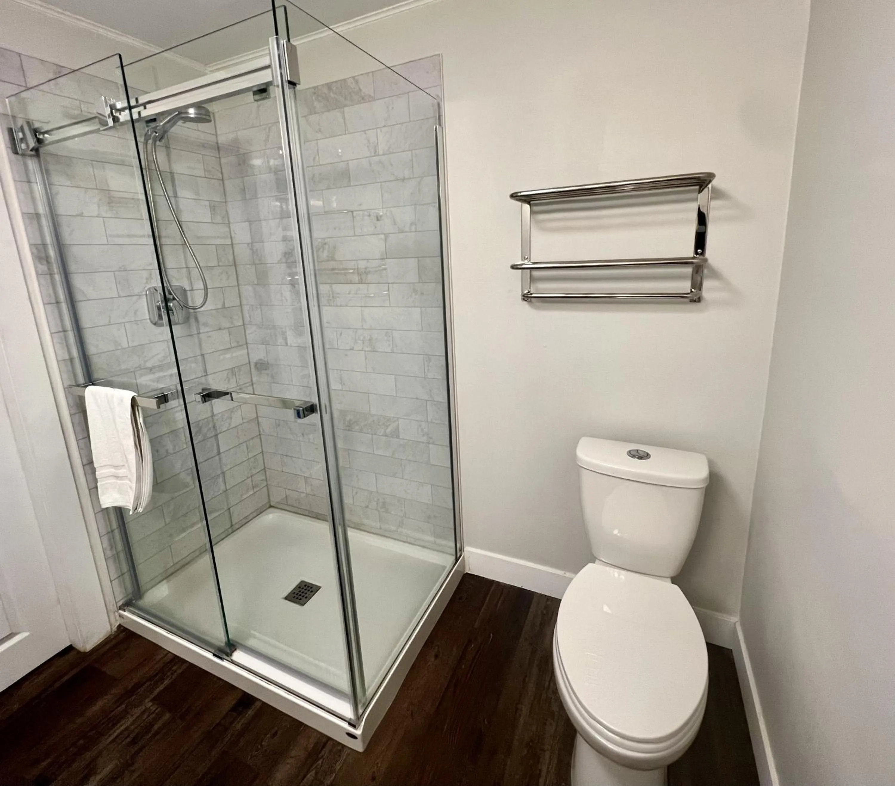 Shower in Harbour Light Motel