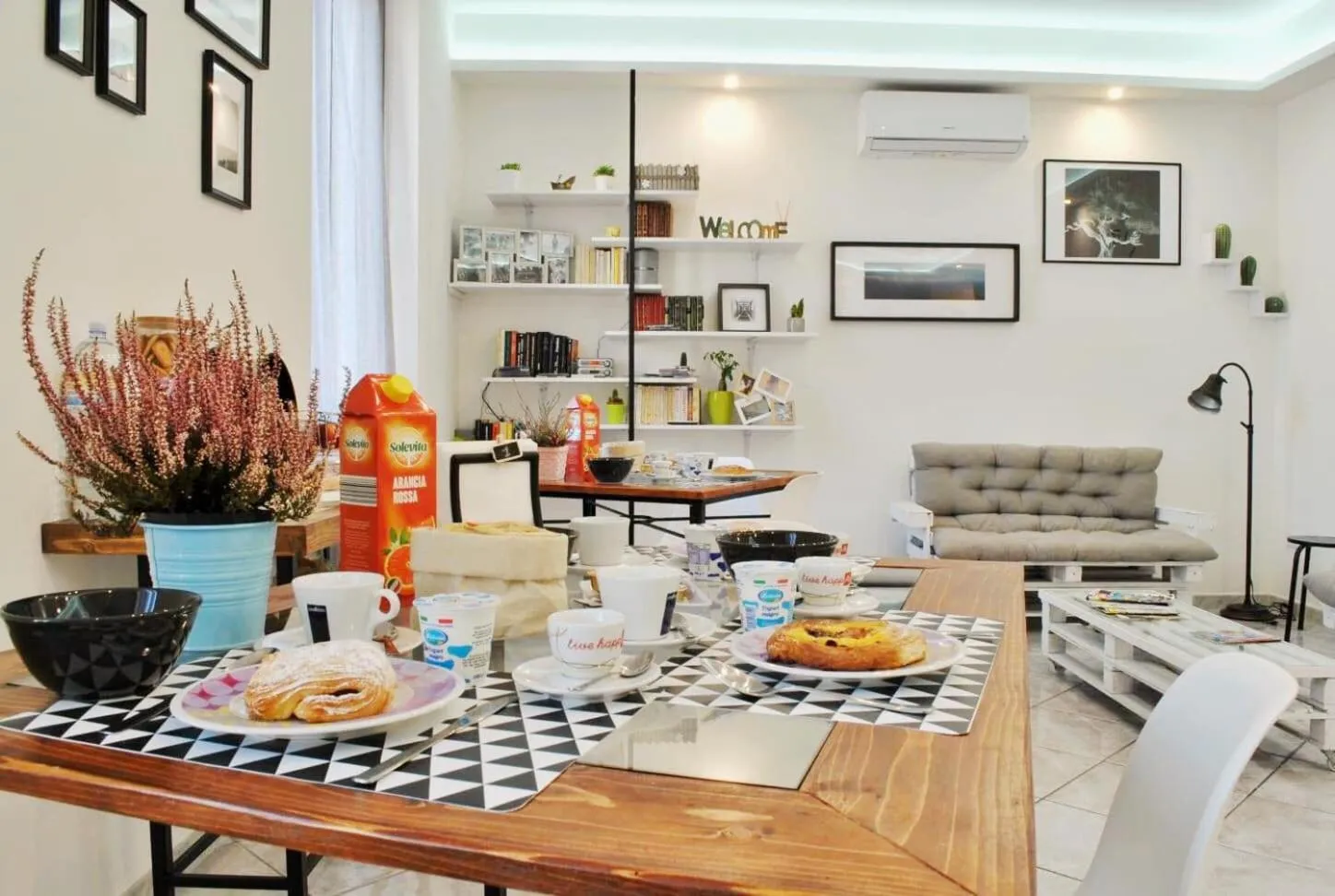 Communal lounge/ TV room in Il BorGhetto Guest House