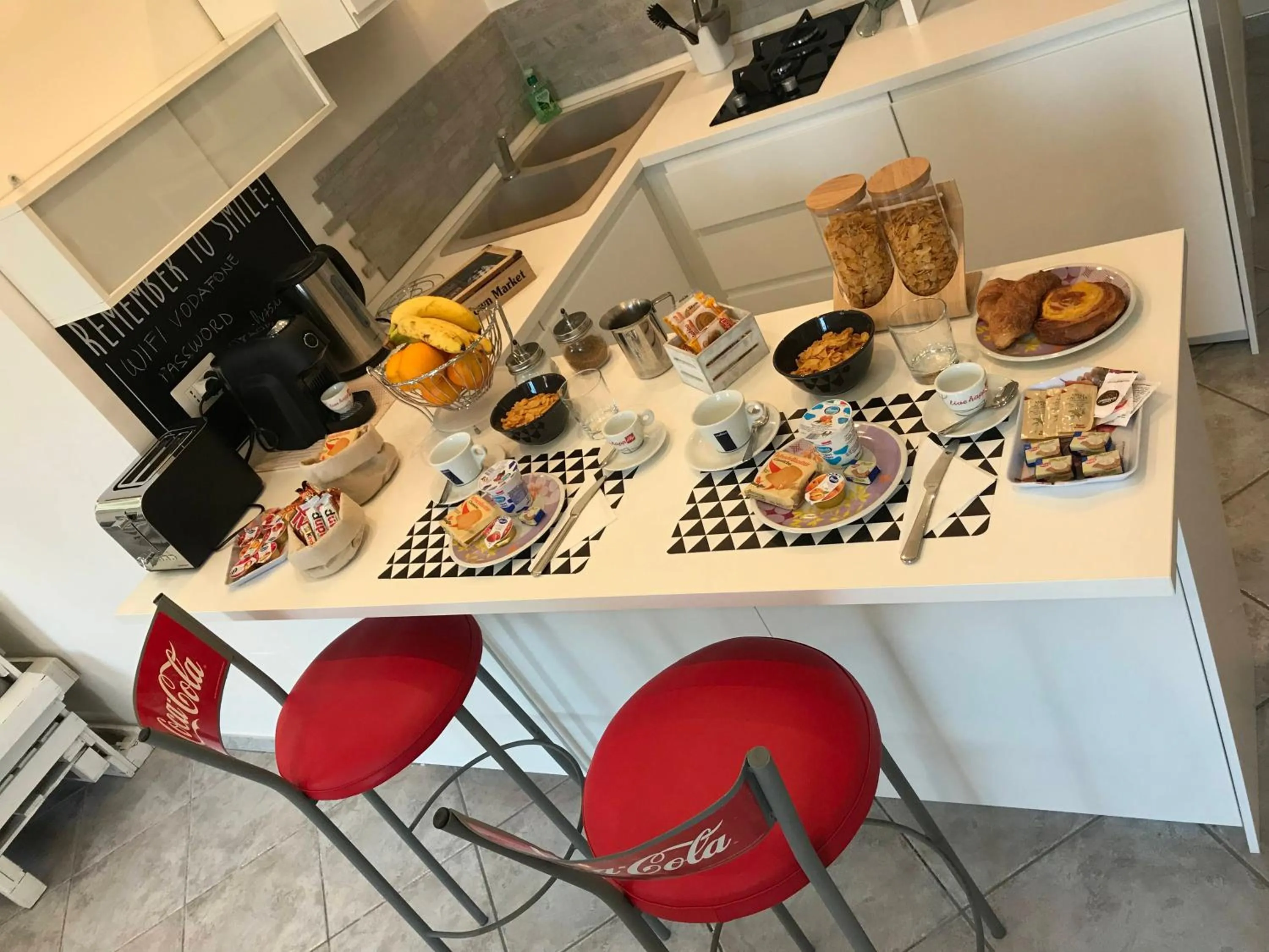 Communal lounge/ TV room in Il BorGhetto Guest House