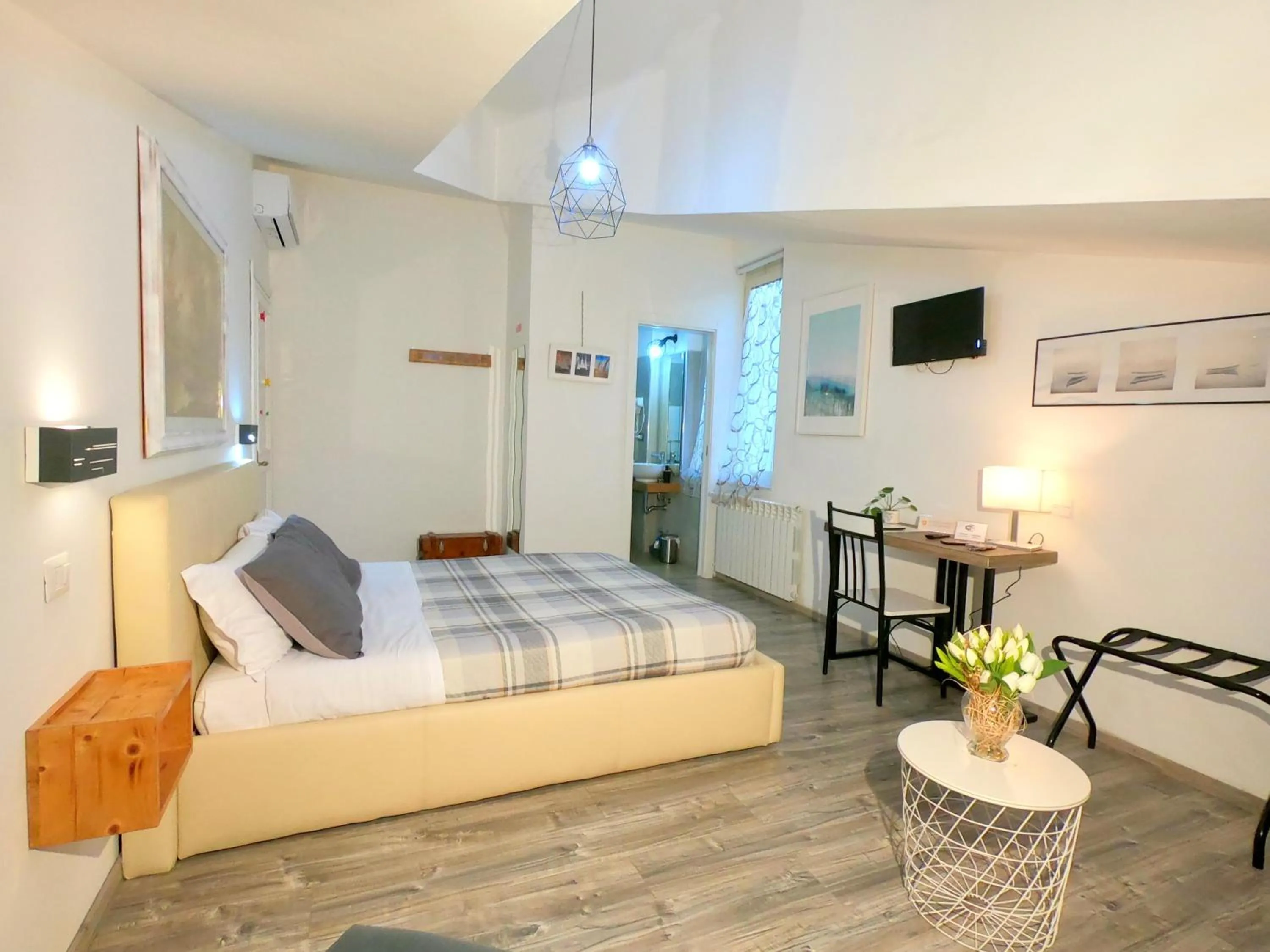 Bathroom, Bed in Il BorGhetto Guest House