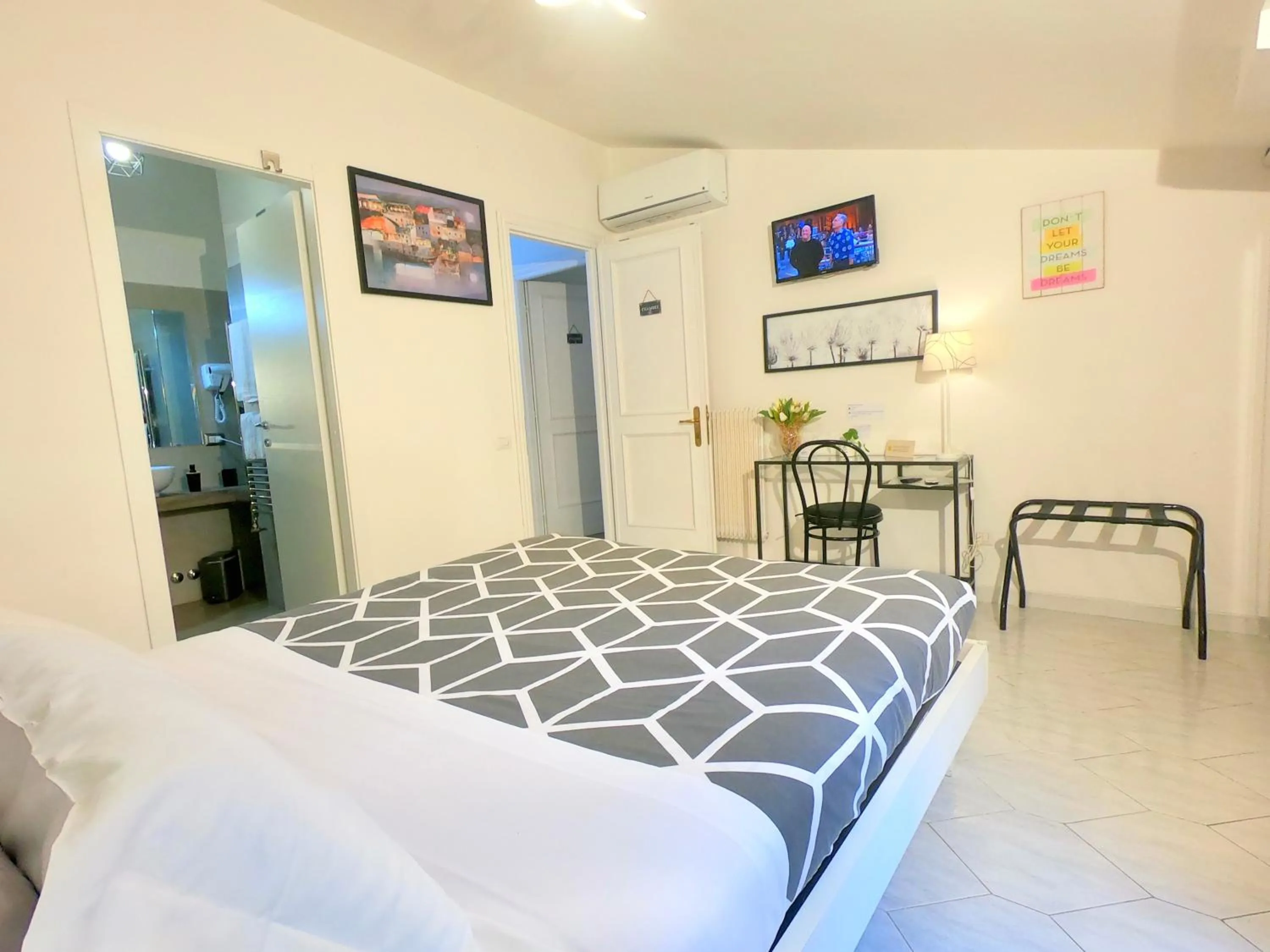 Bathroom, Bed in Il BorGhetto Guest House