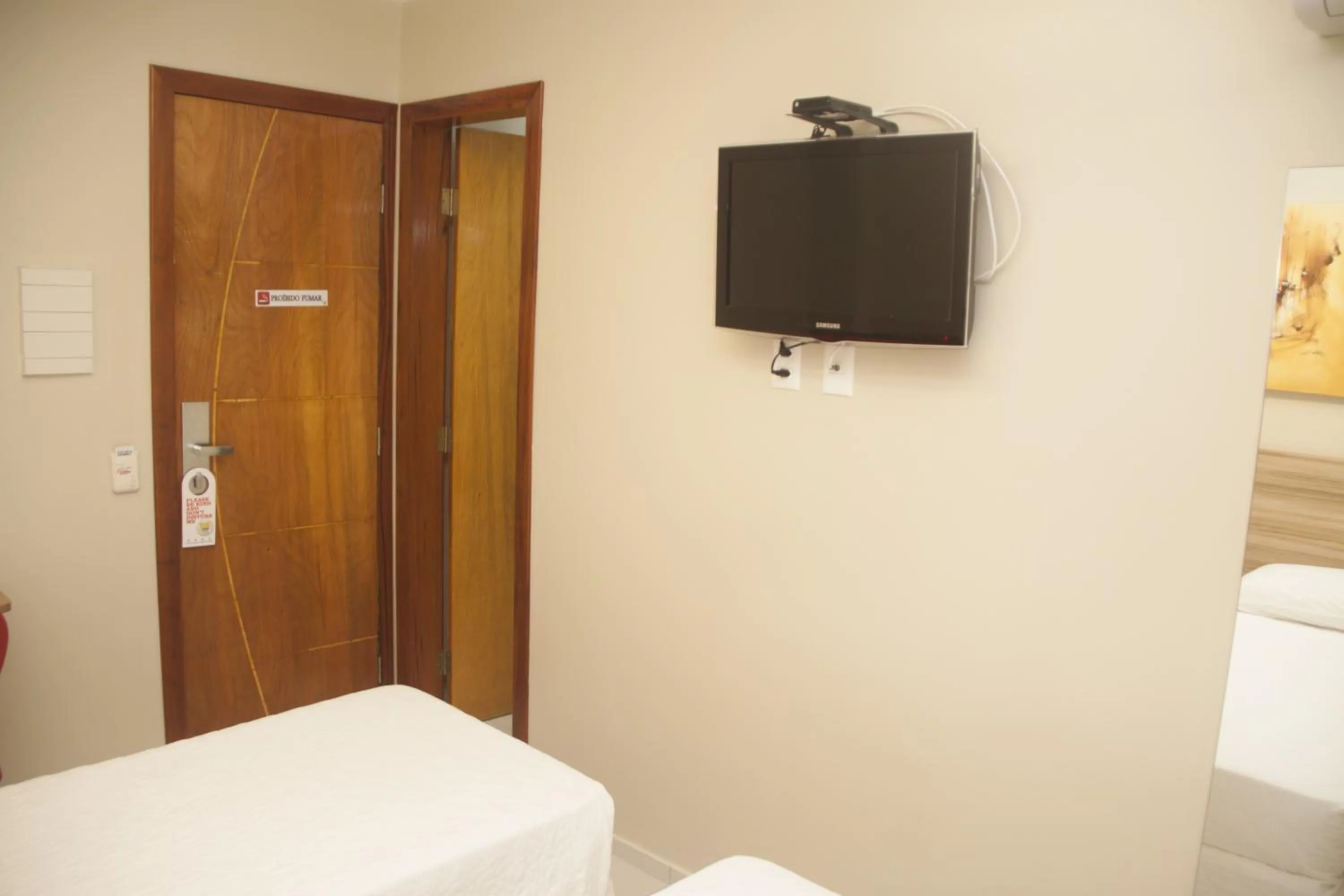 TV and multimedia, Bed in Hotel Três Caravelas