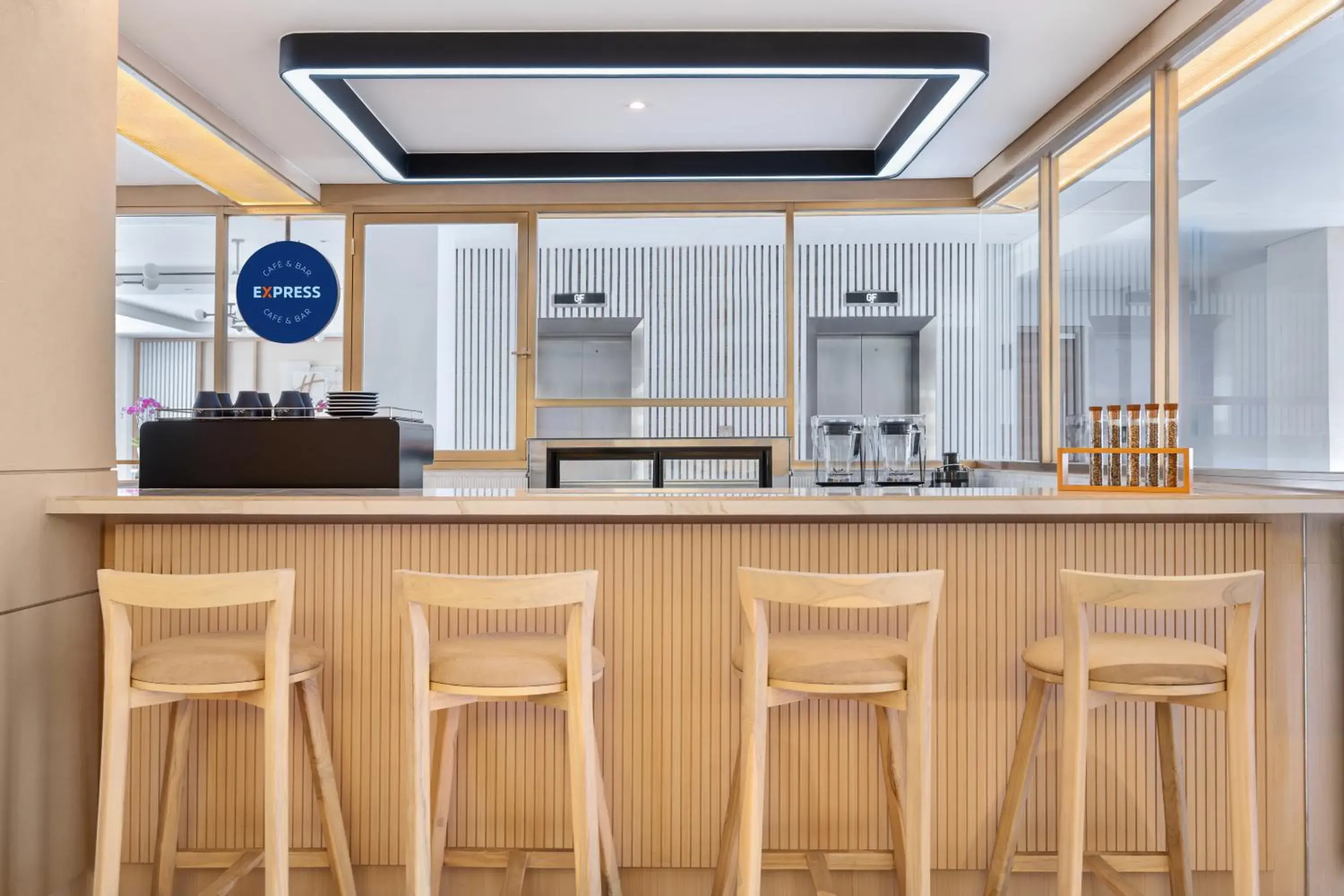 Lounge or bar in Holiday Inn Express Bali Sunset Road by IHG Lounge or bar in Holiday Inn Express Bali Sunset Road by IHG