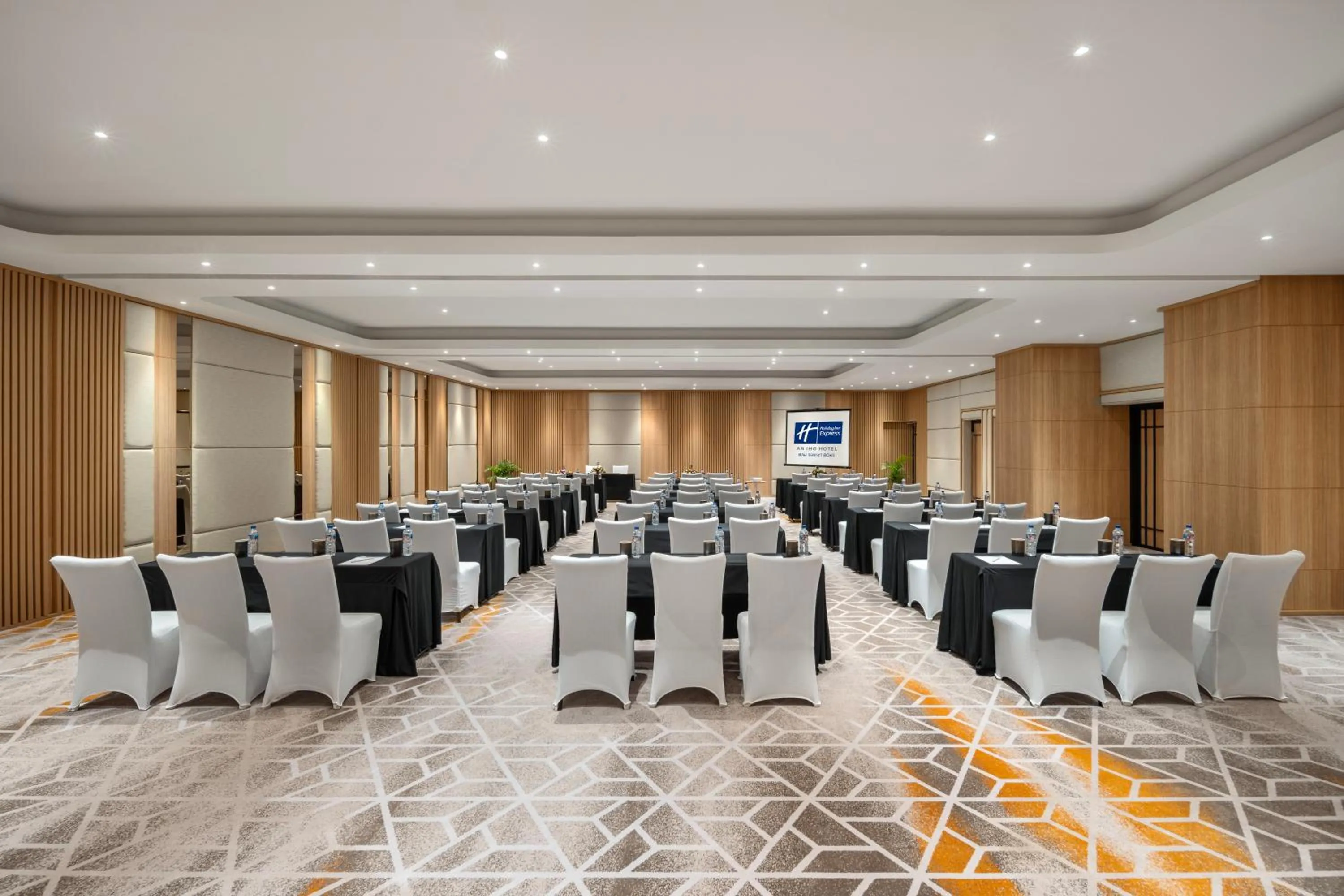 Meeting/conference room in Holiday Inn Express Bali Sunset Road by IHG