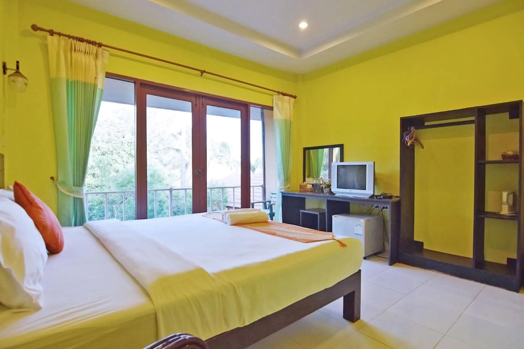 Photo of the whole room, Bed in Pranmanee Beach Resort