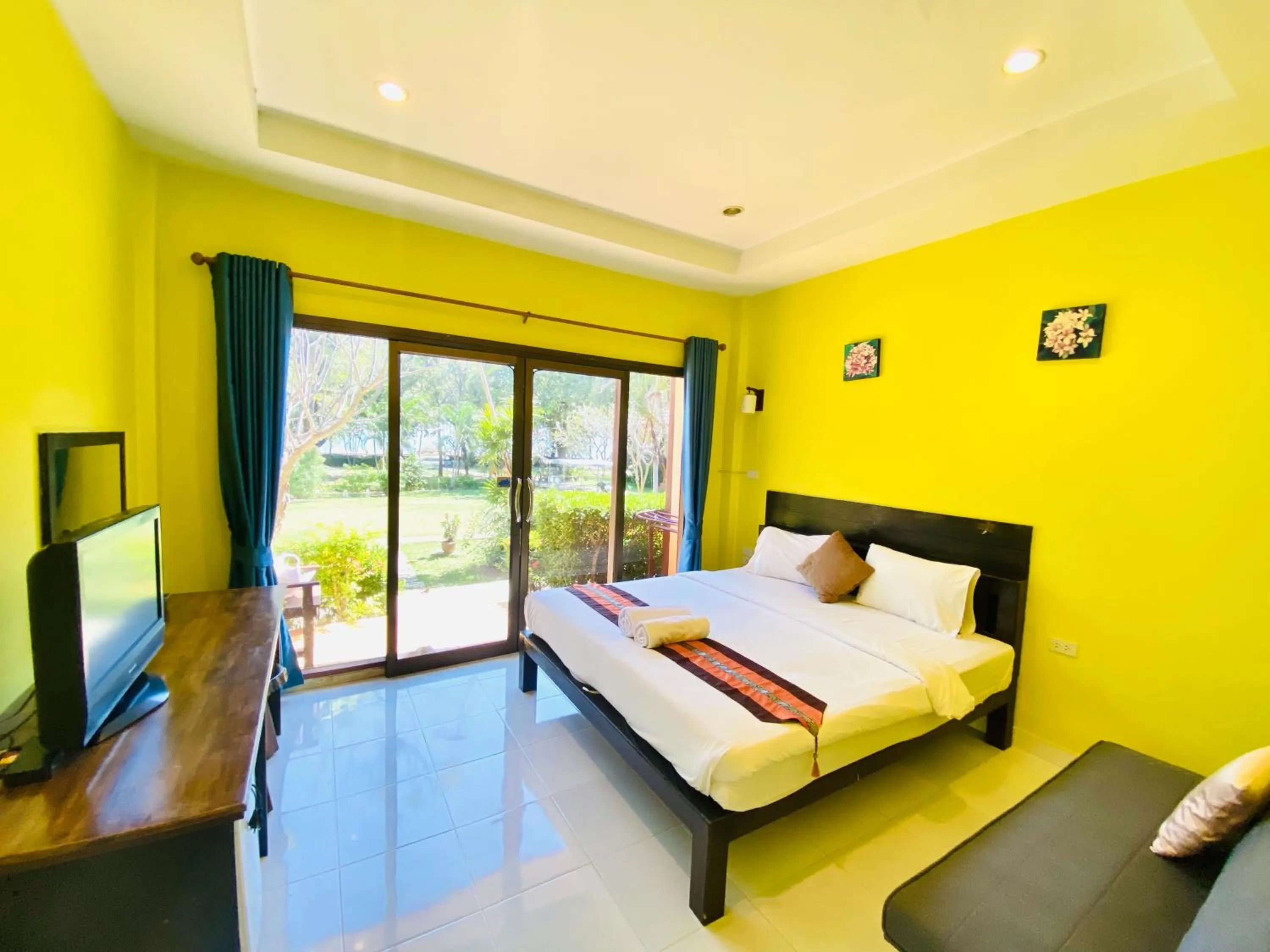 Bed in Pranmanee Beach Resort