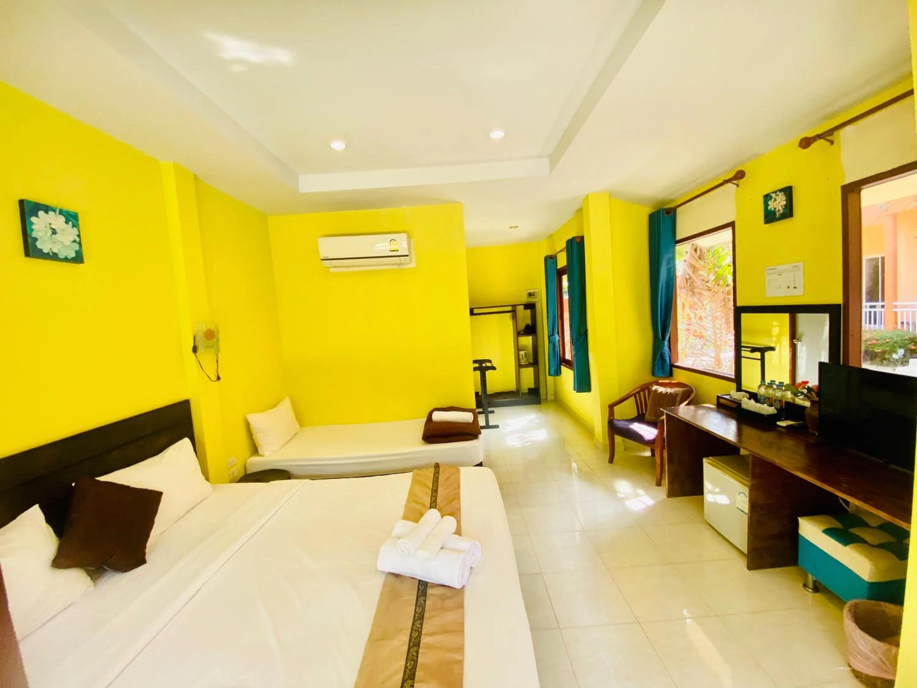 Bed in Pranmanee Beach Resort