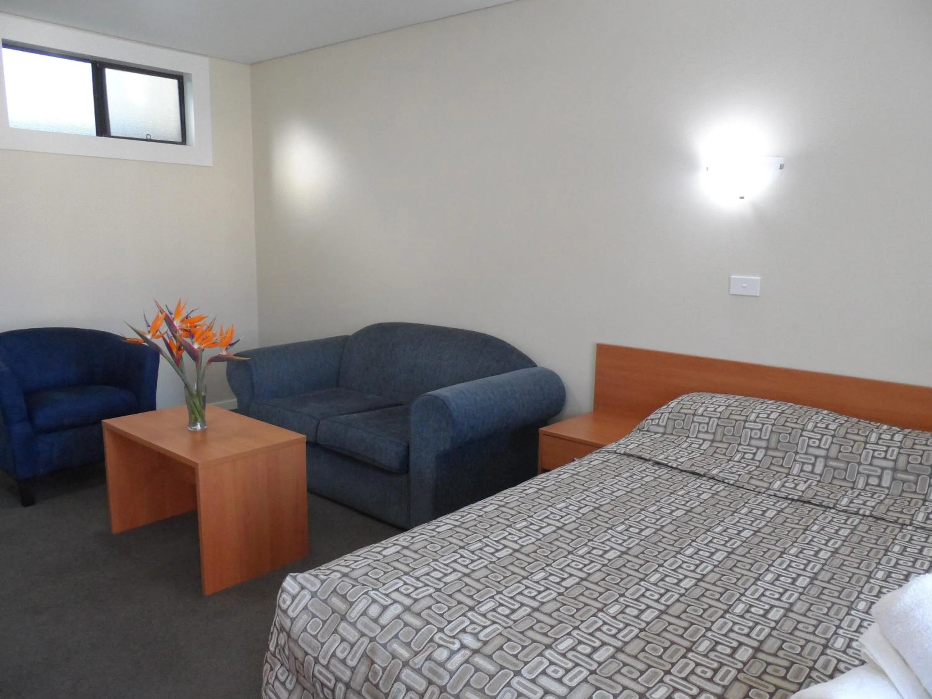 Bed in Liberty Plains Motor Inn