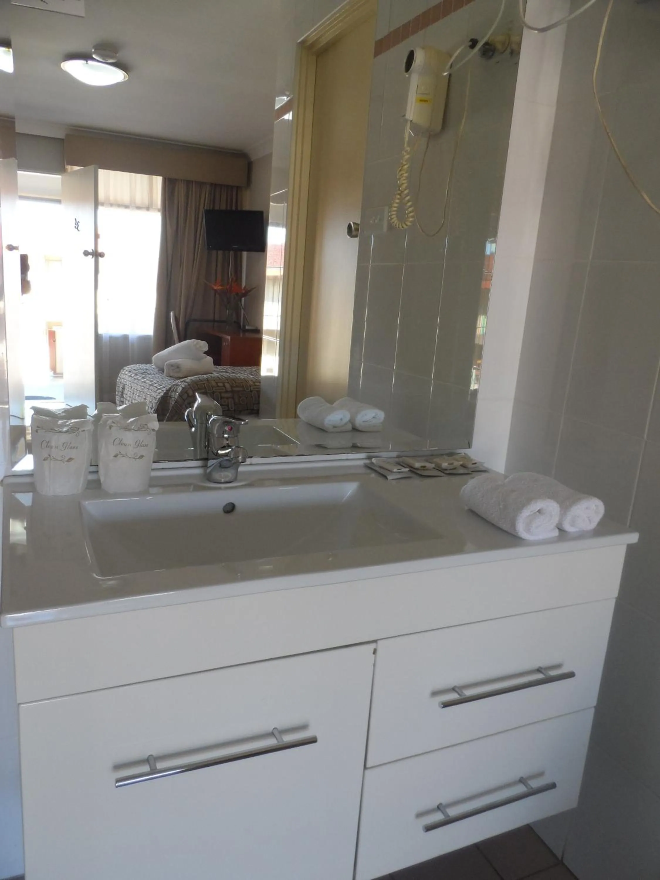 Bathroom in Liberty Plains Motor Inn