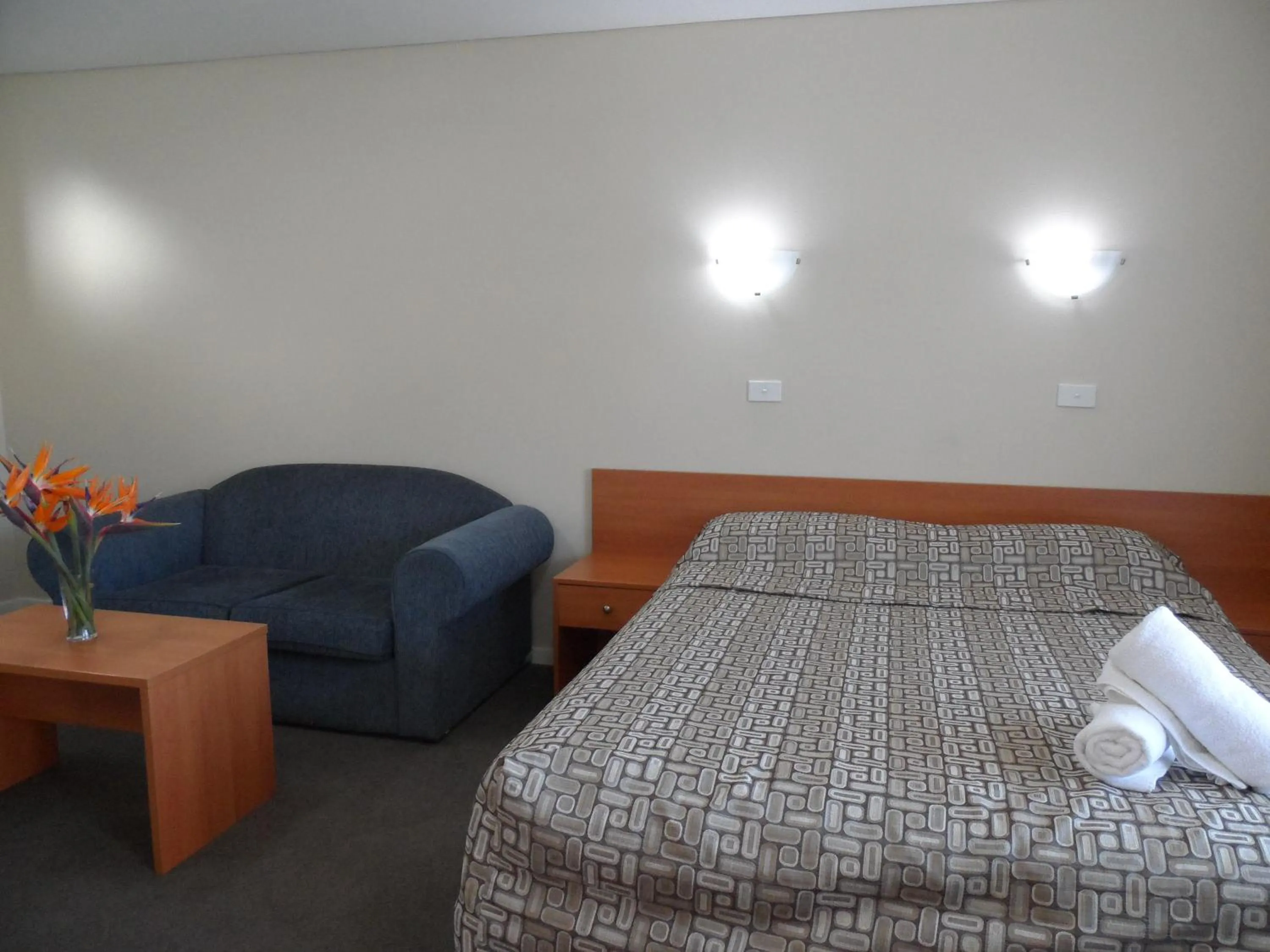 Bed in Liberty Plains Motor Inn