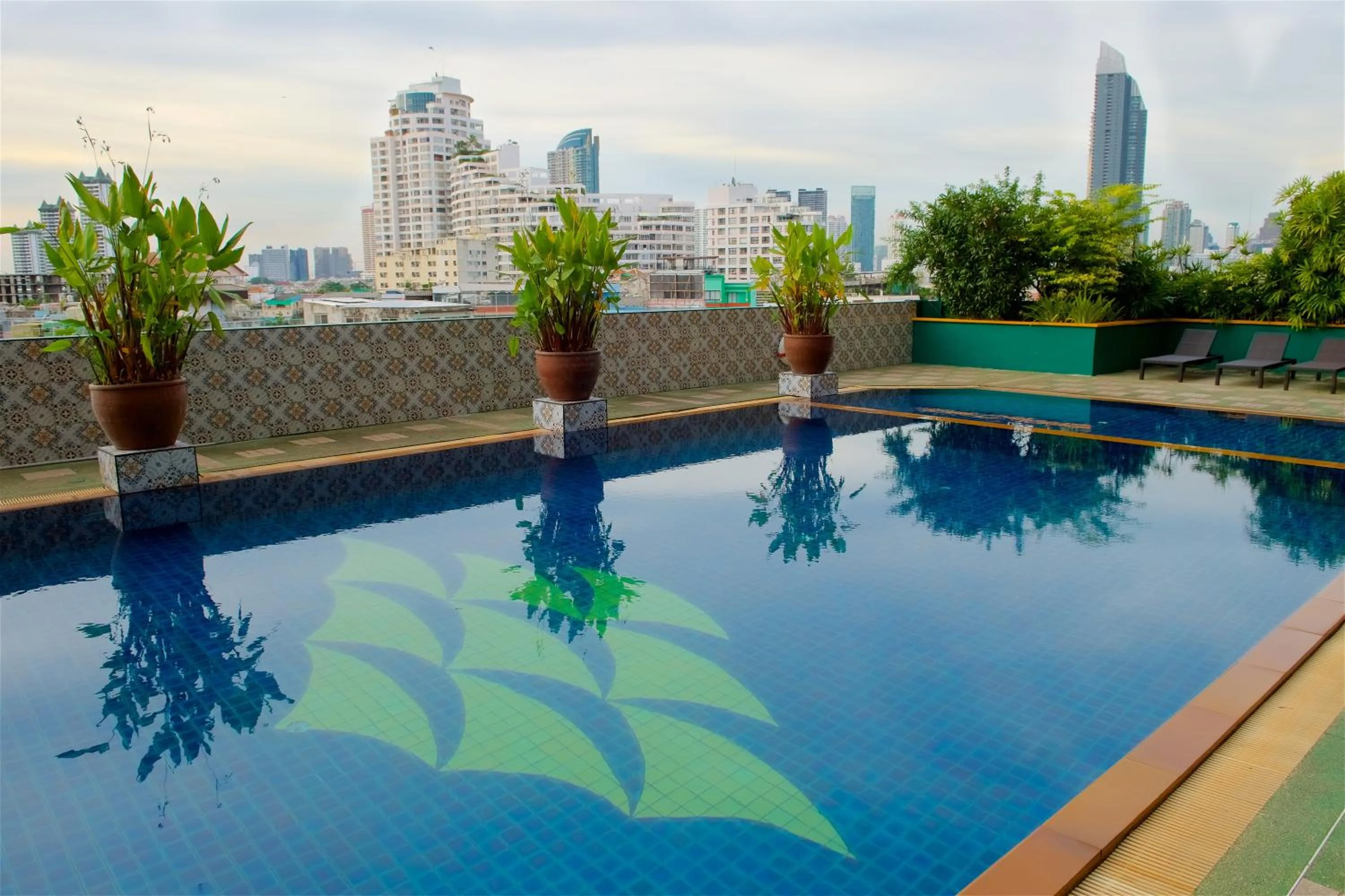 Swimming pool in Tongtara Riverview Hotel