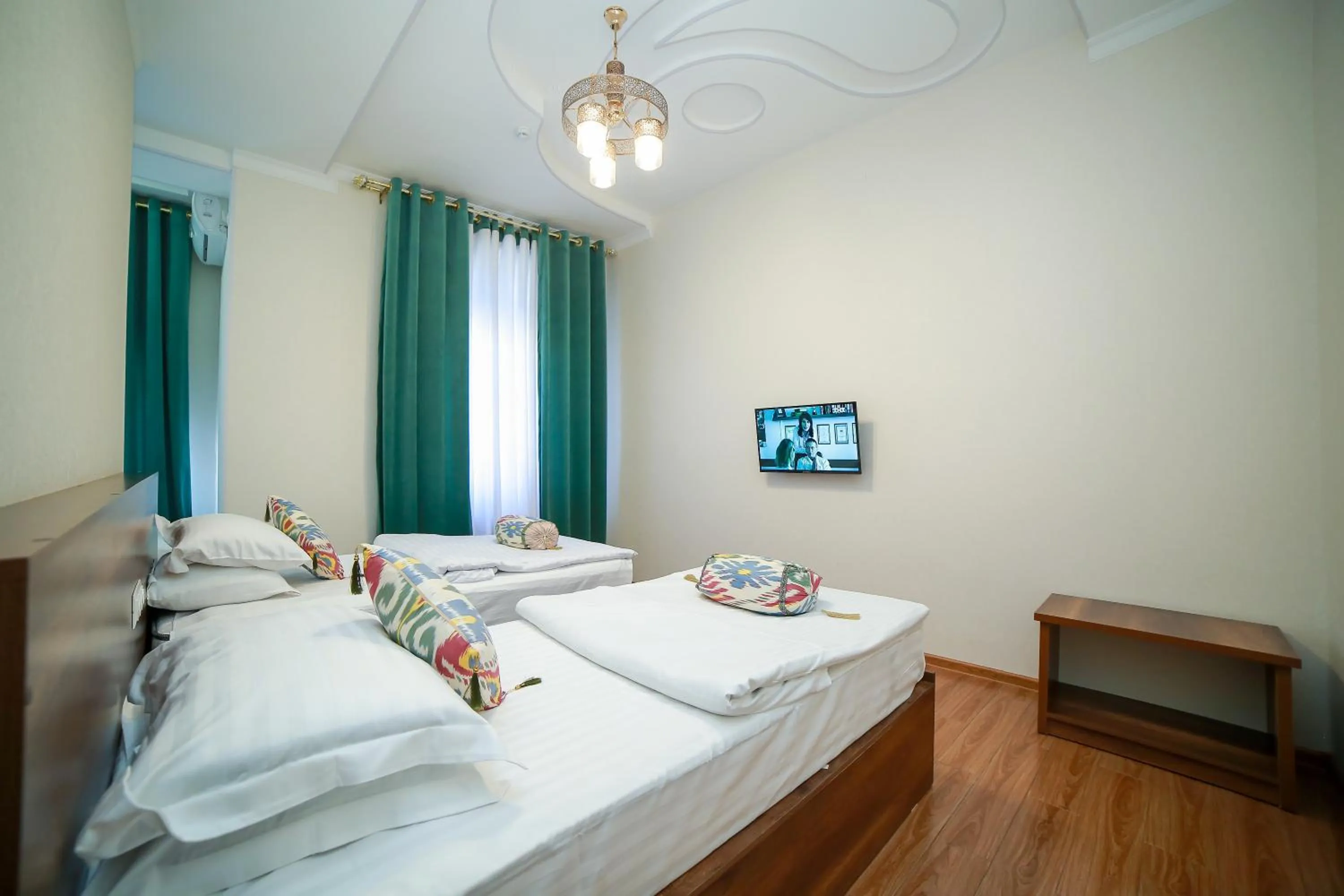 TV and multimedia, Bed in Hotel RAYHON BOUTIQUE