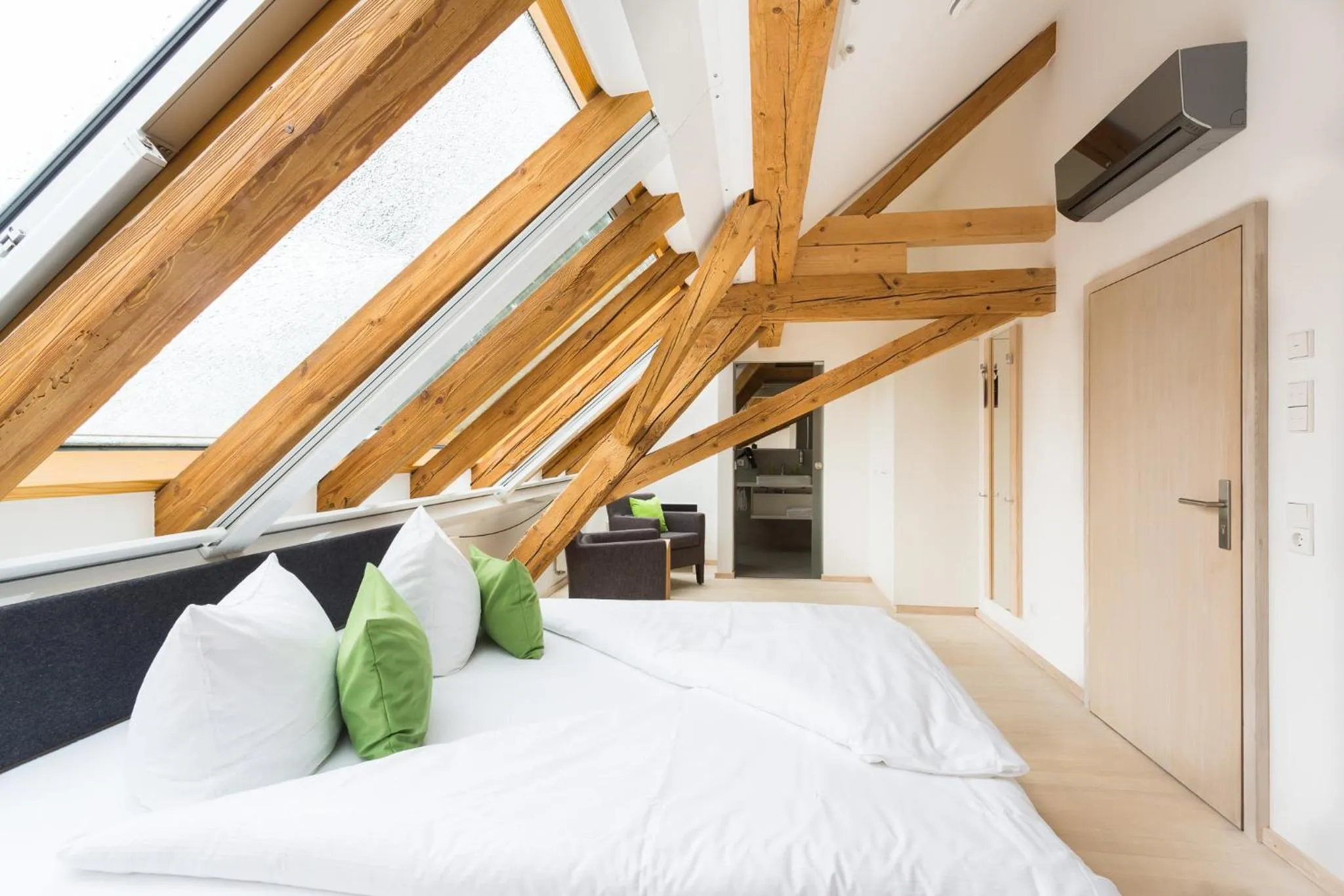 Bed in DIE KRONE - Hotel Garni