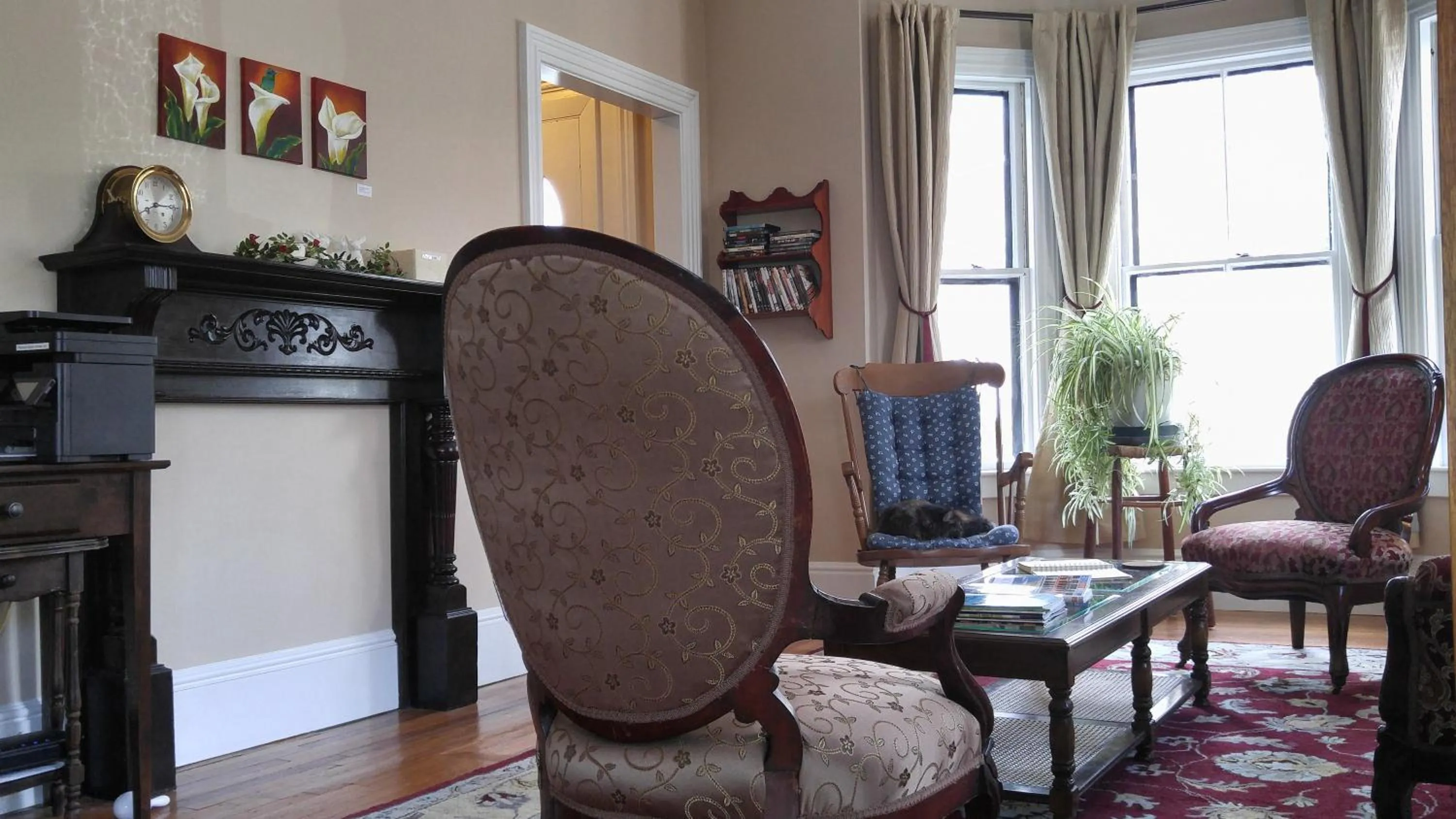 Seating area in Davis Square Inn