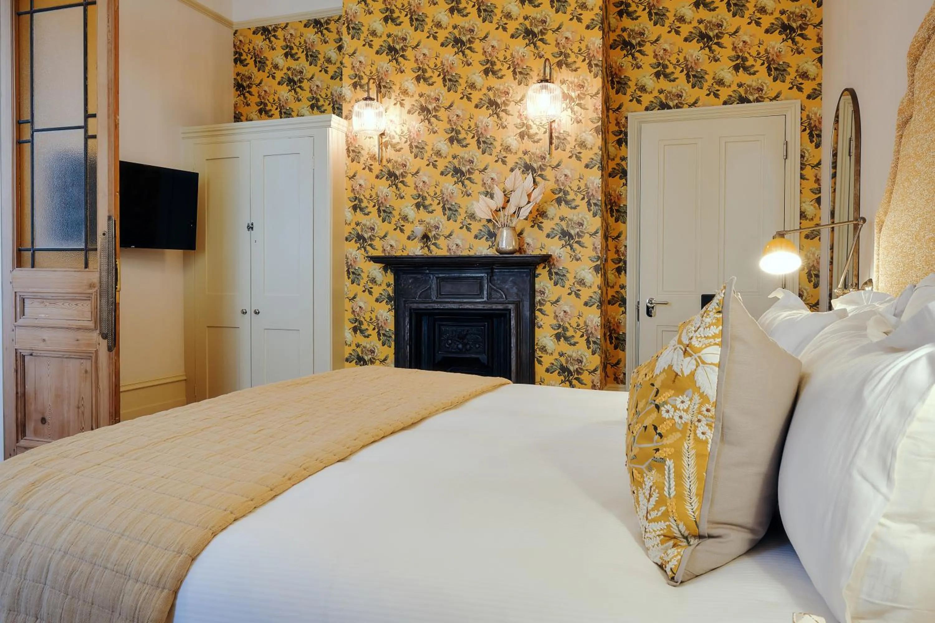 Bed in The Black Lion Pub & Boutique Guesthouse