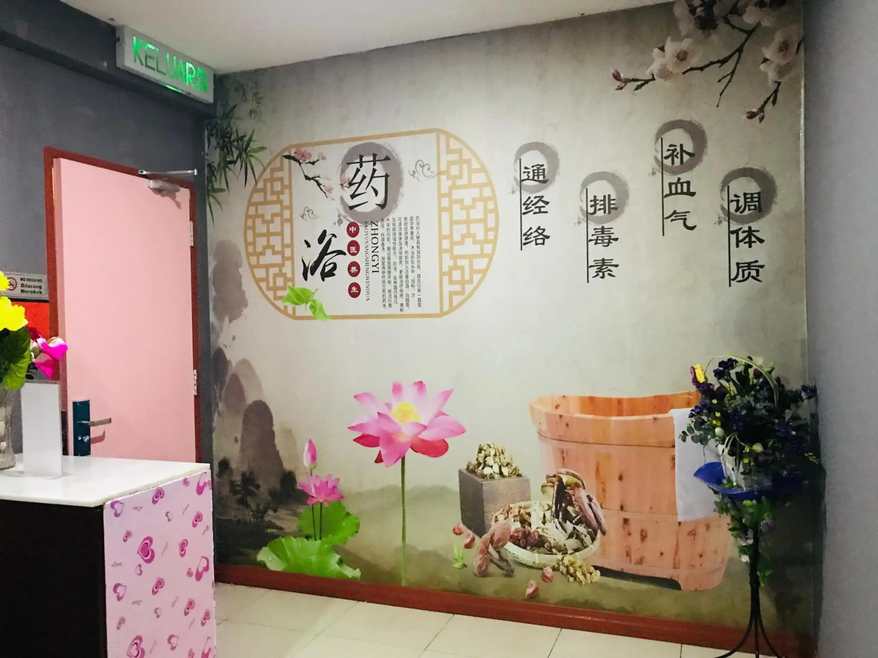 Facade/entrance in Home Inn Hotel Facade/entrance in Home Inn Hotel