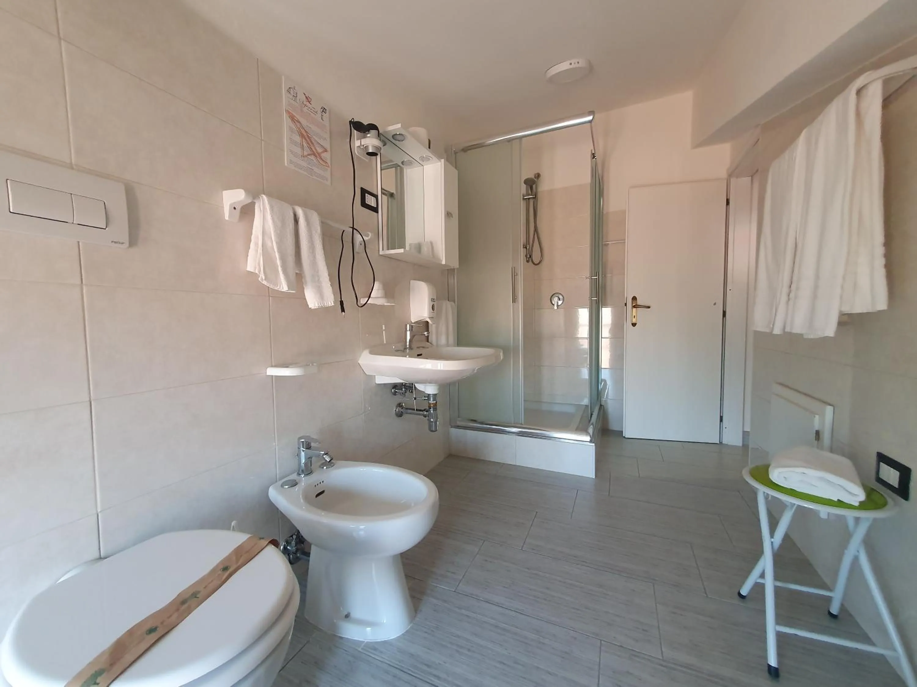 Shower in Hotel Ristorante SUPERSONIK