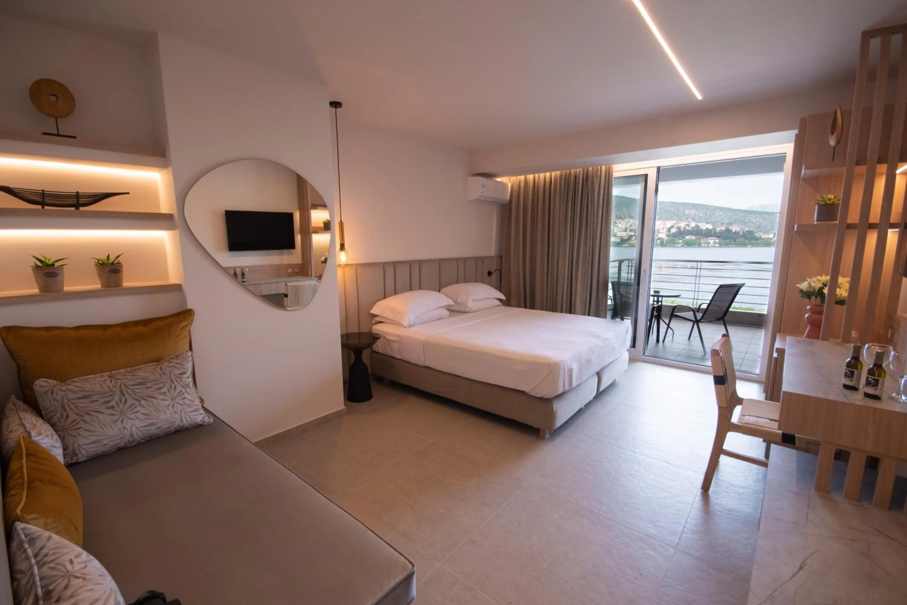 Paralimnio Suites