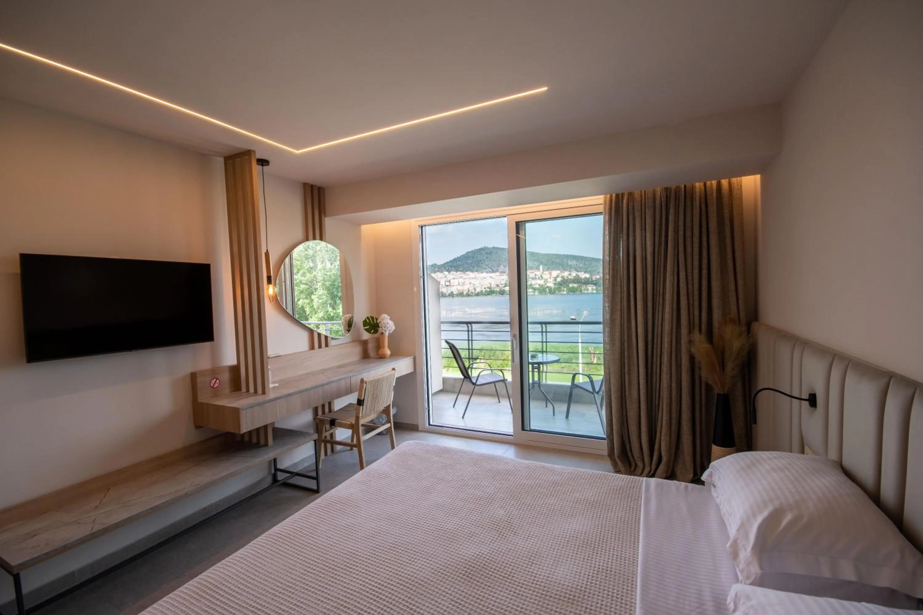 Paralimnio Suites