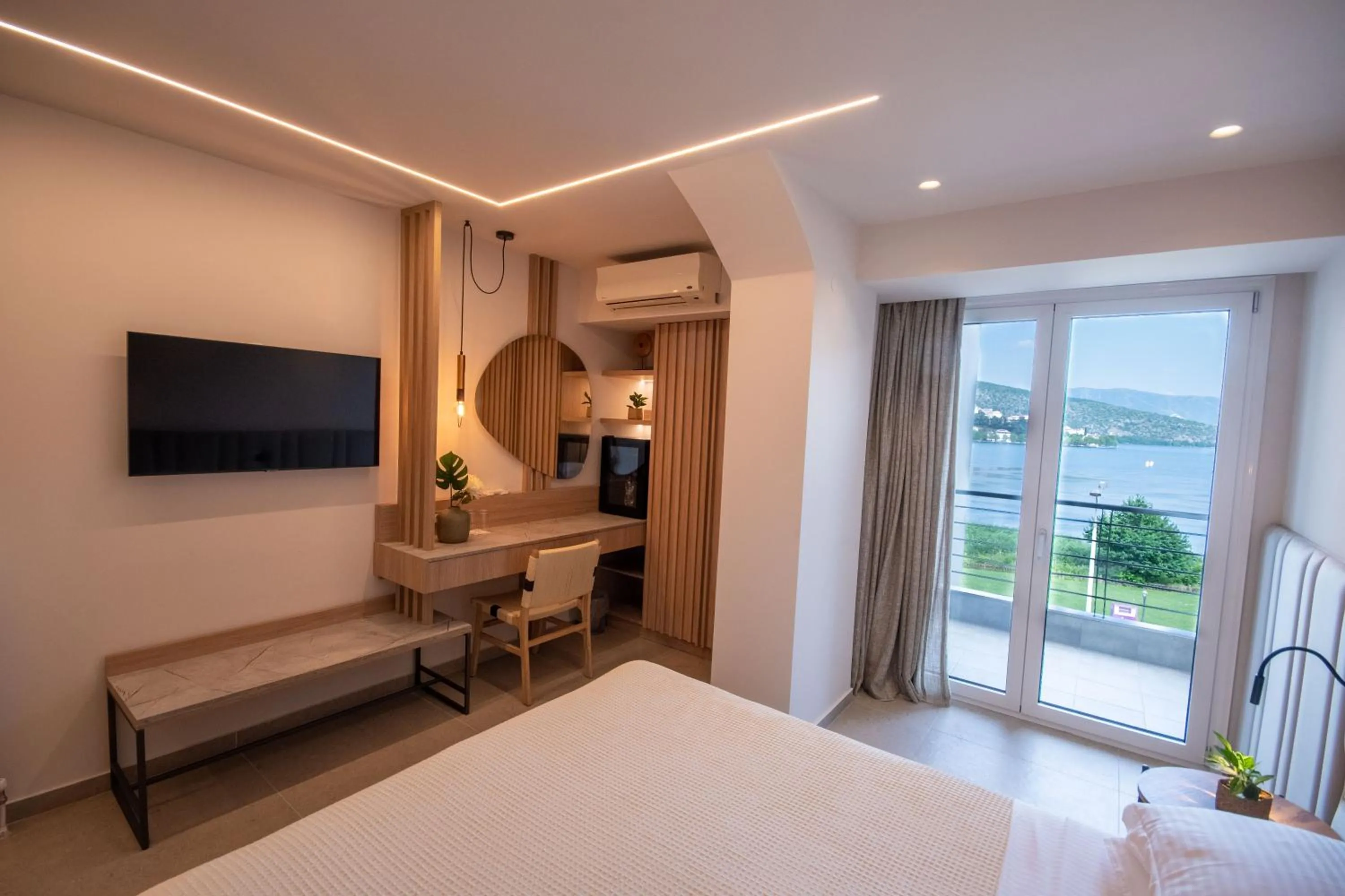 Paralimnio Suites