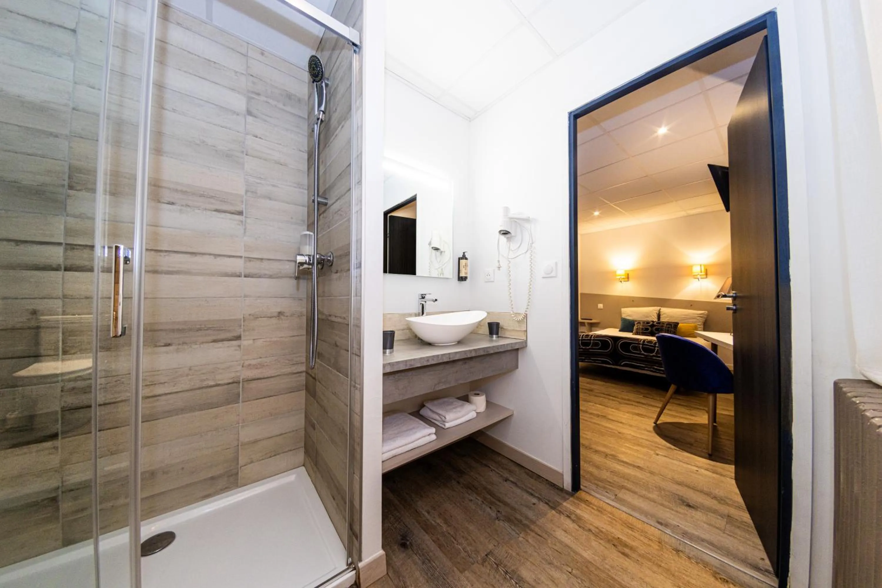 Bathroom, Bed in Hôtel Alphée