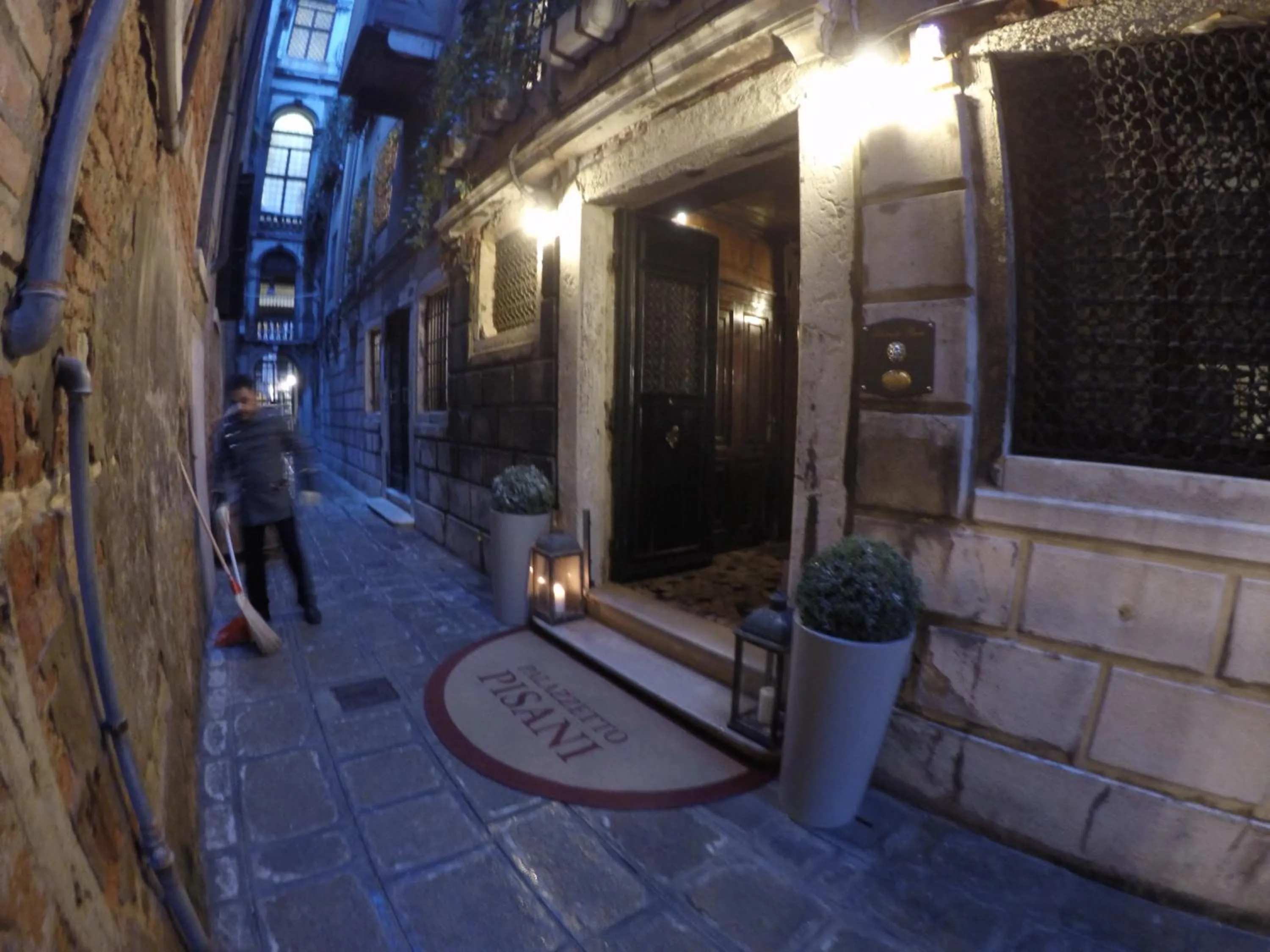 Facade/entrance in Palazzetto Pisani Grand Canal