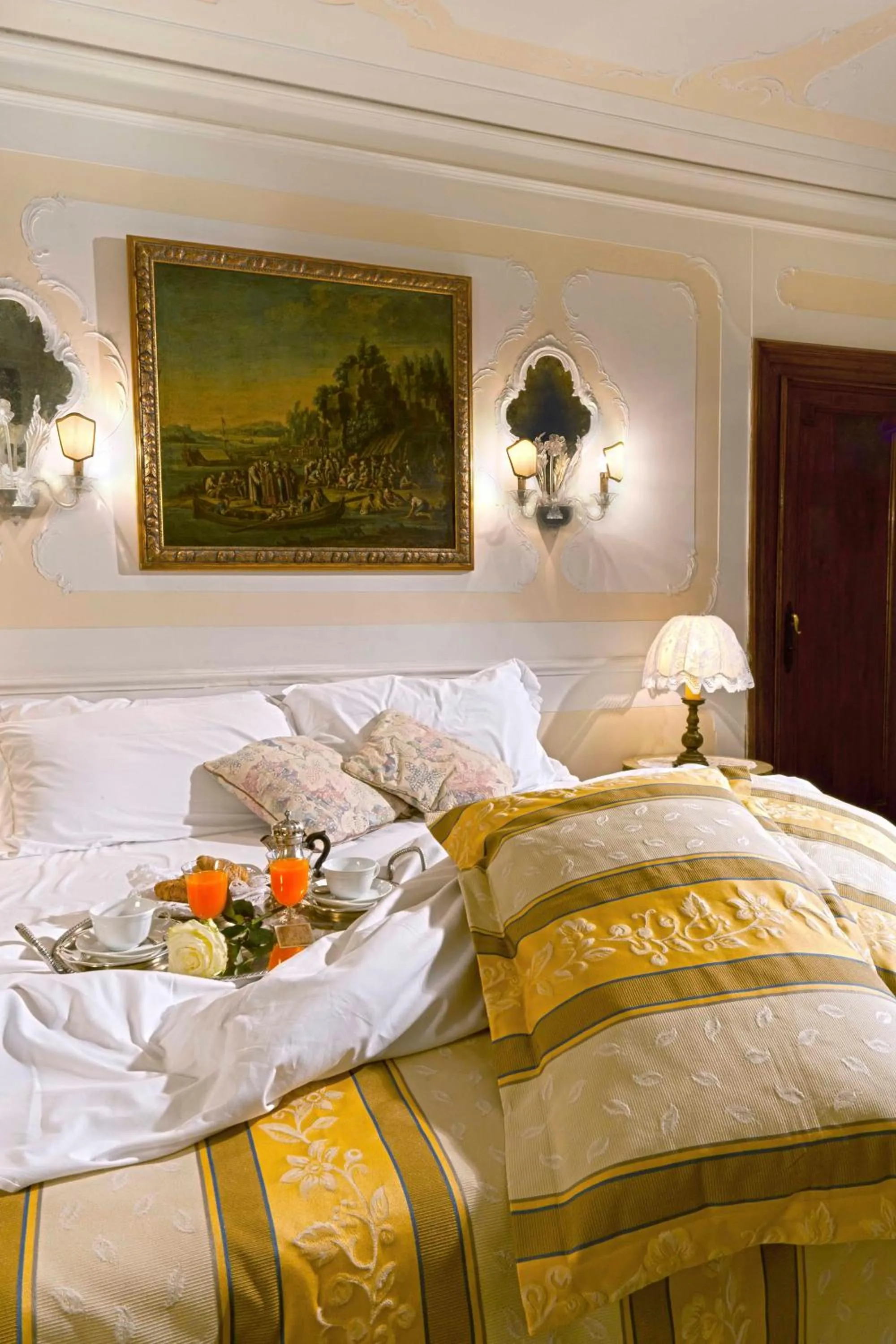 Photo of the whole room, Bed in Palazzetto Pisani Grand Canal