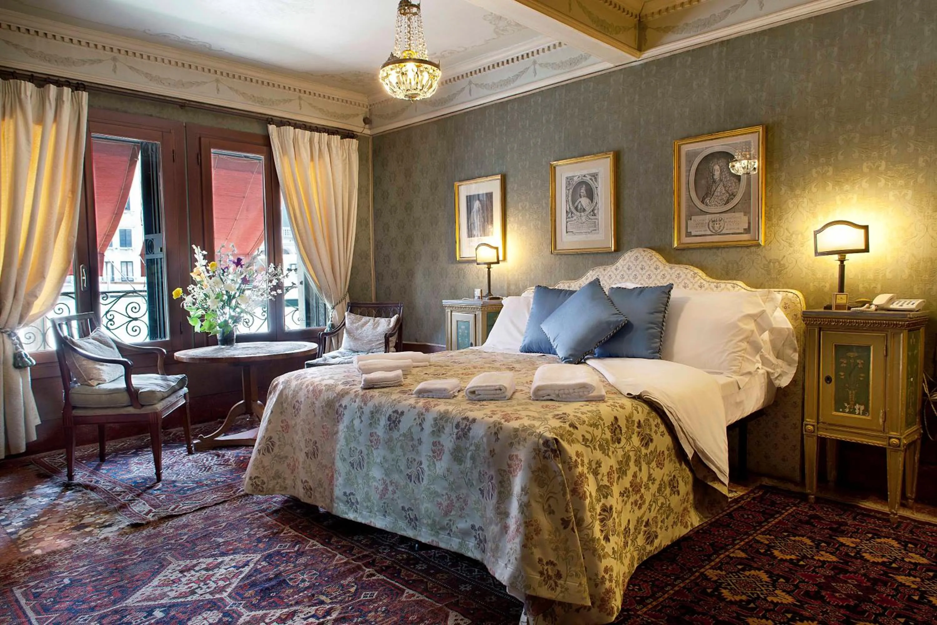 Photo of the whole room, Bed in Palazzetto Pisani Grand Canal