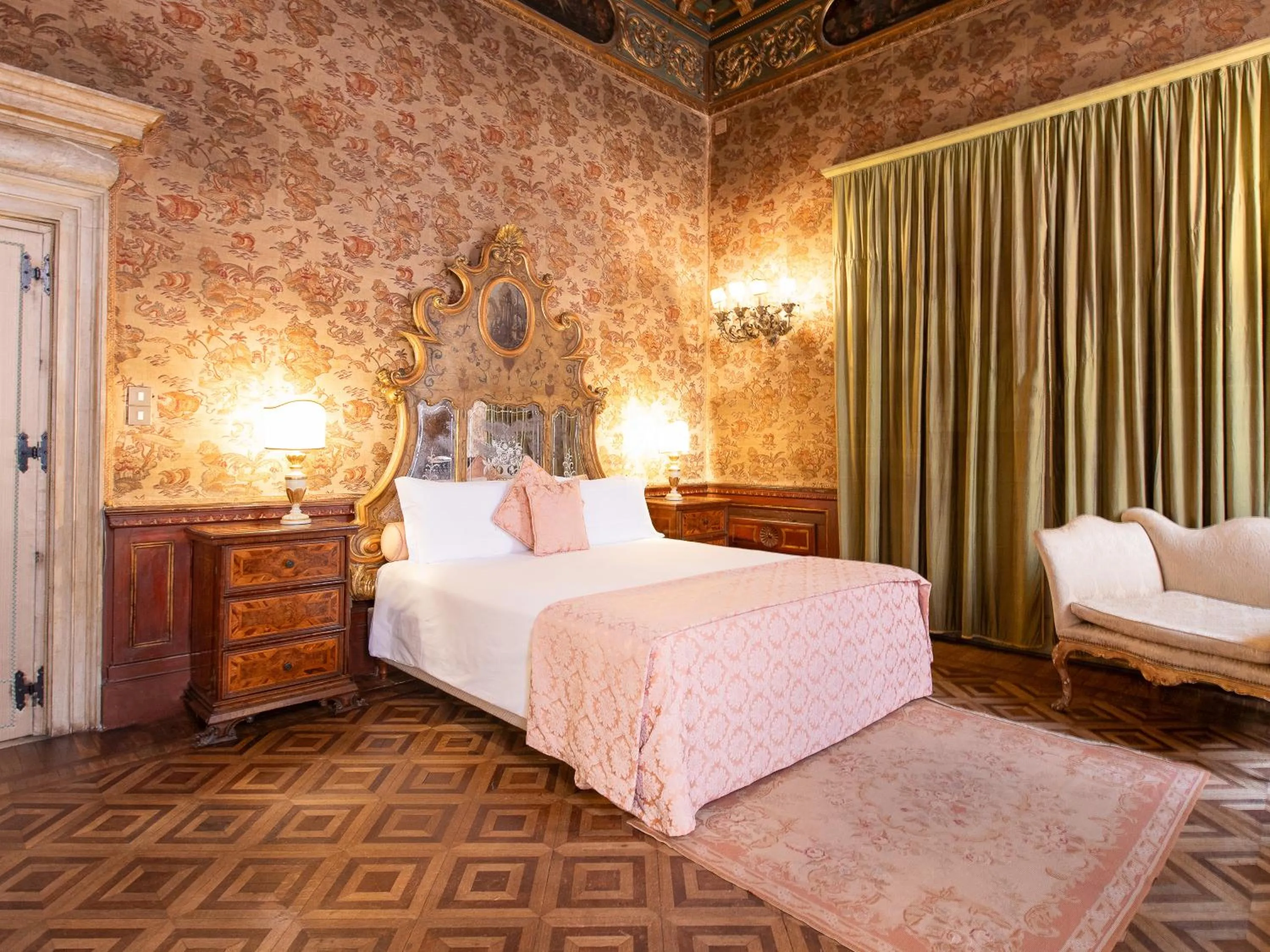 Bedroom, Bed in Palazzetto Pisani Grand Canal