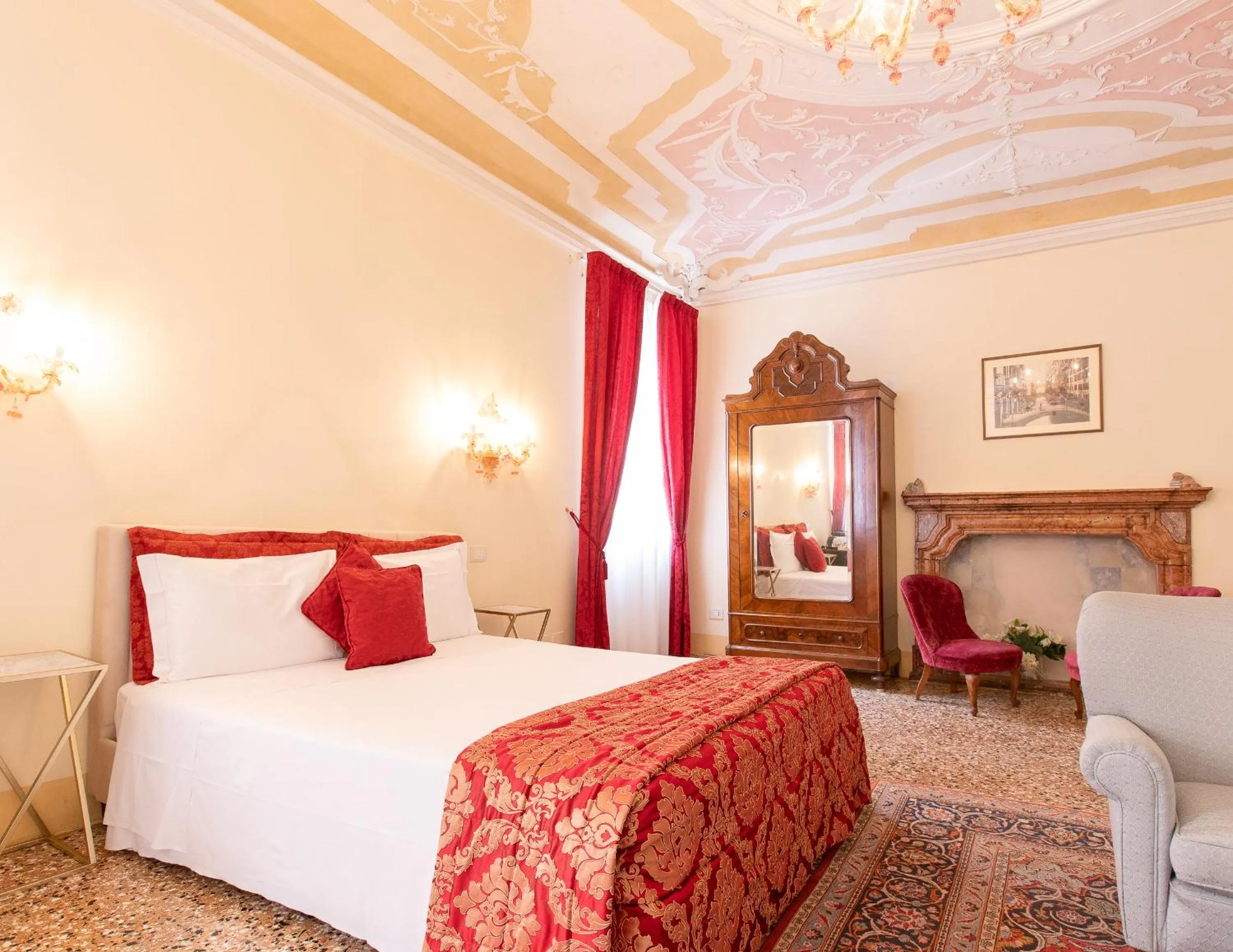Bedroom, Bed in Palazzetto Pisani Grand Canal