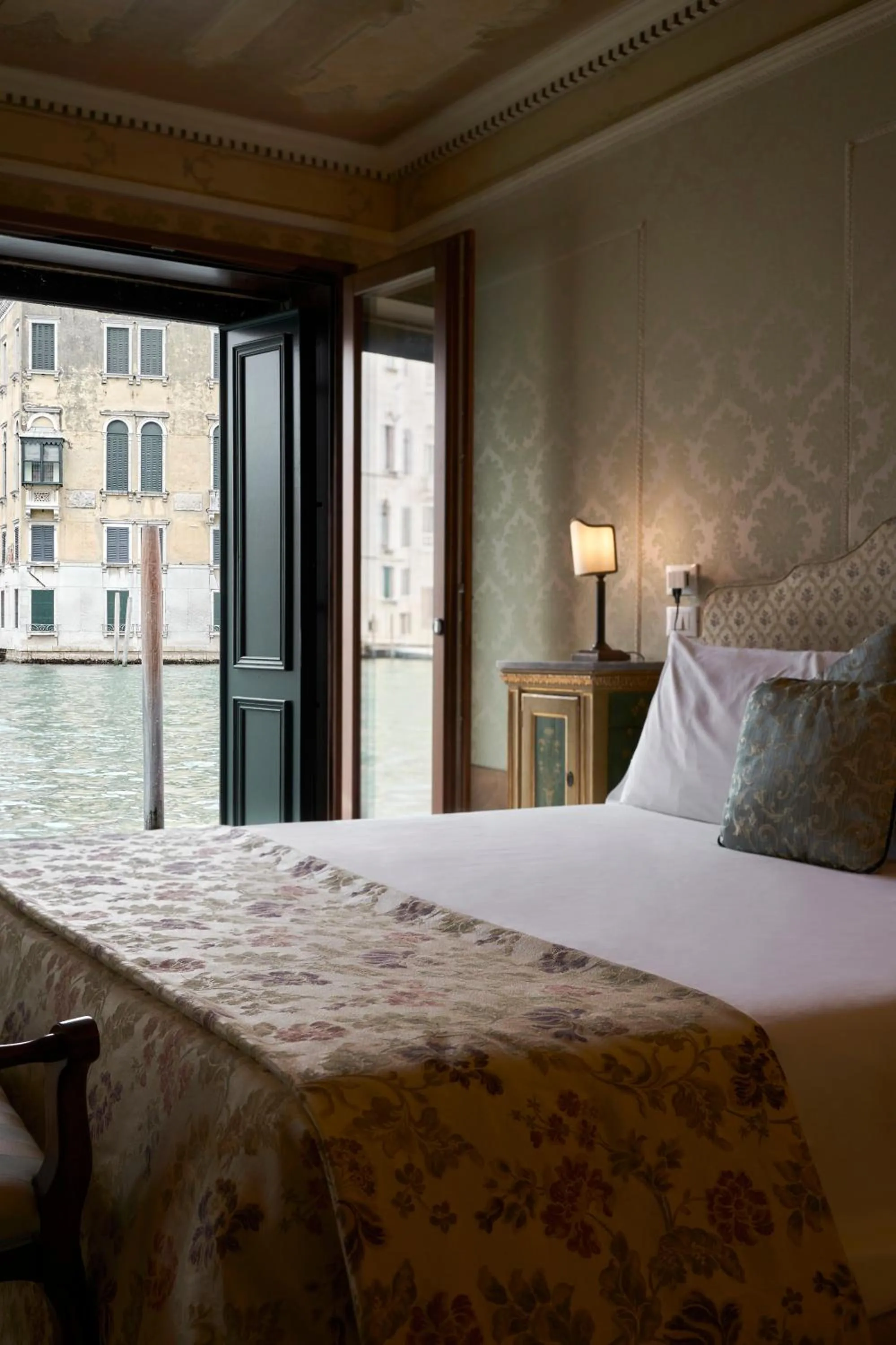 Bed in Palazzetto Pisani Grand Canal