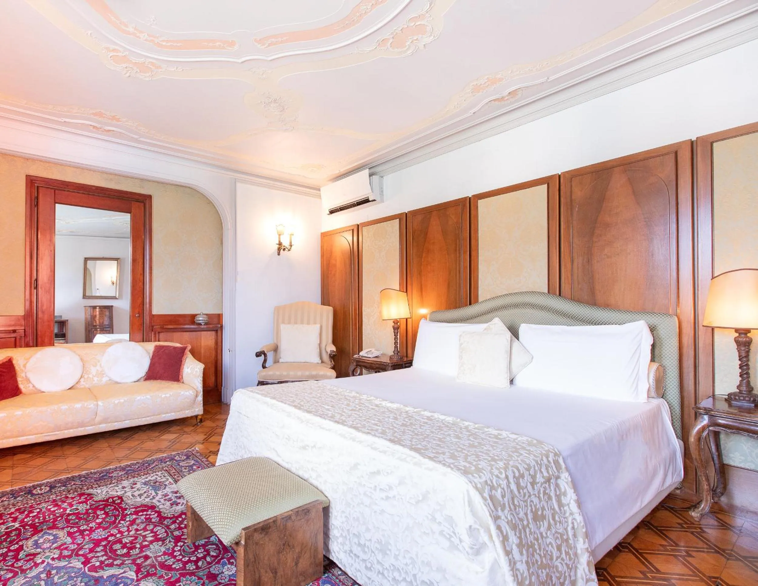 Bed in Palazzetto Pisani Grand Canal