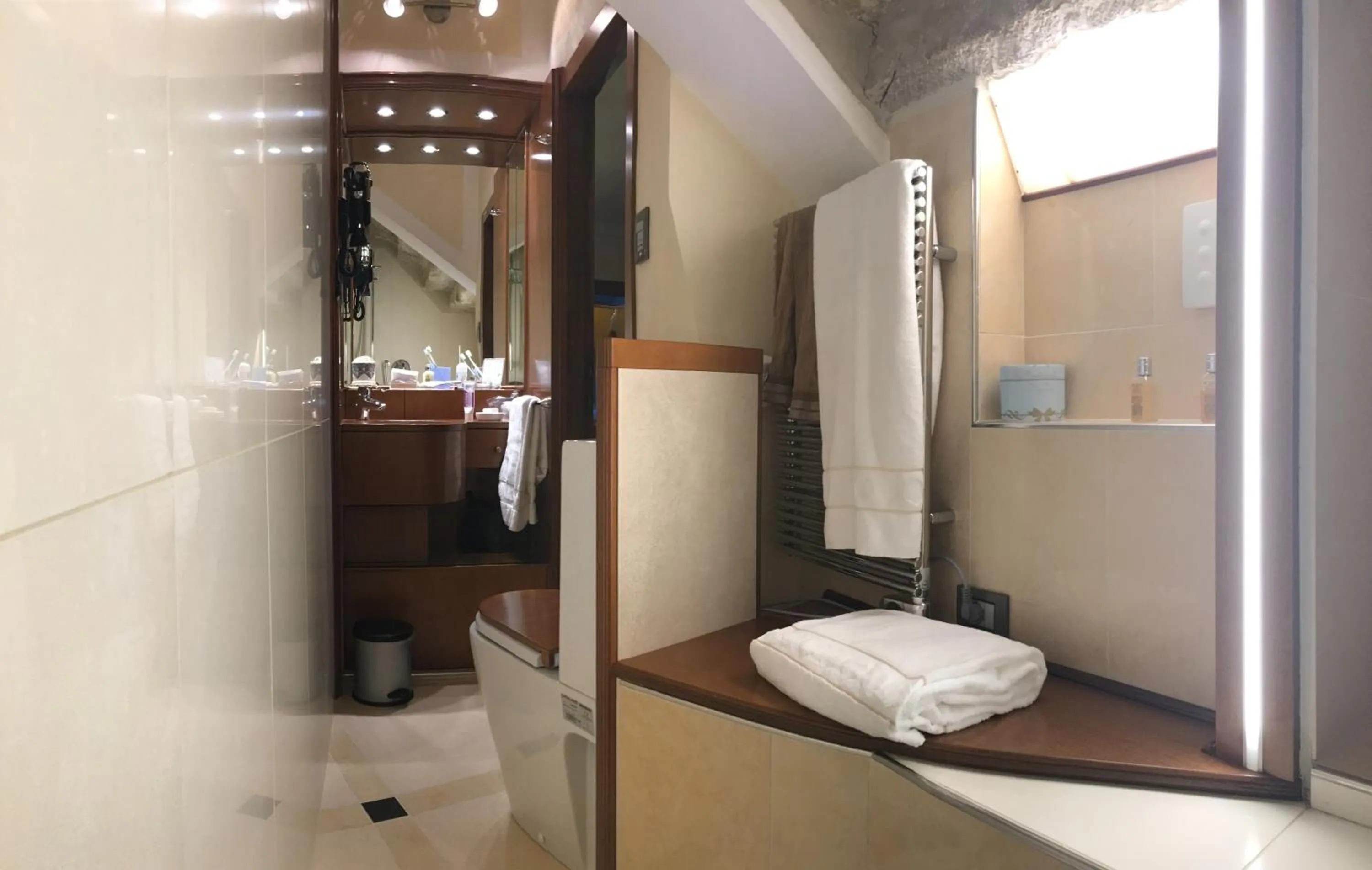 Shower in Palazzetto Pisani Grand Canal