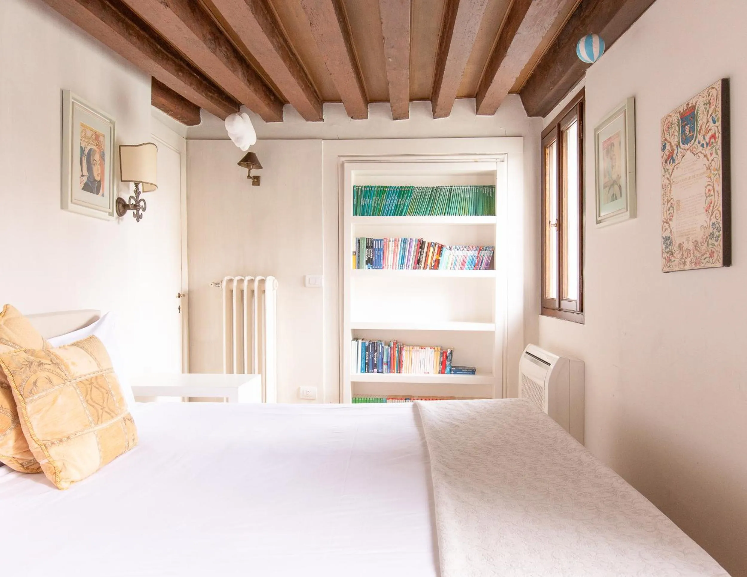 Bed in Palazzetto Pisani Grand Canal