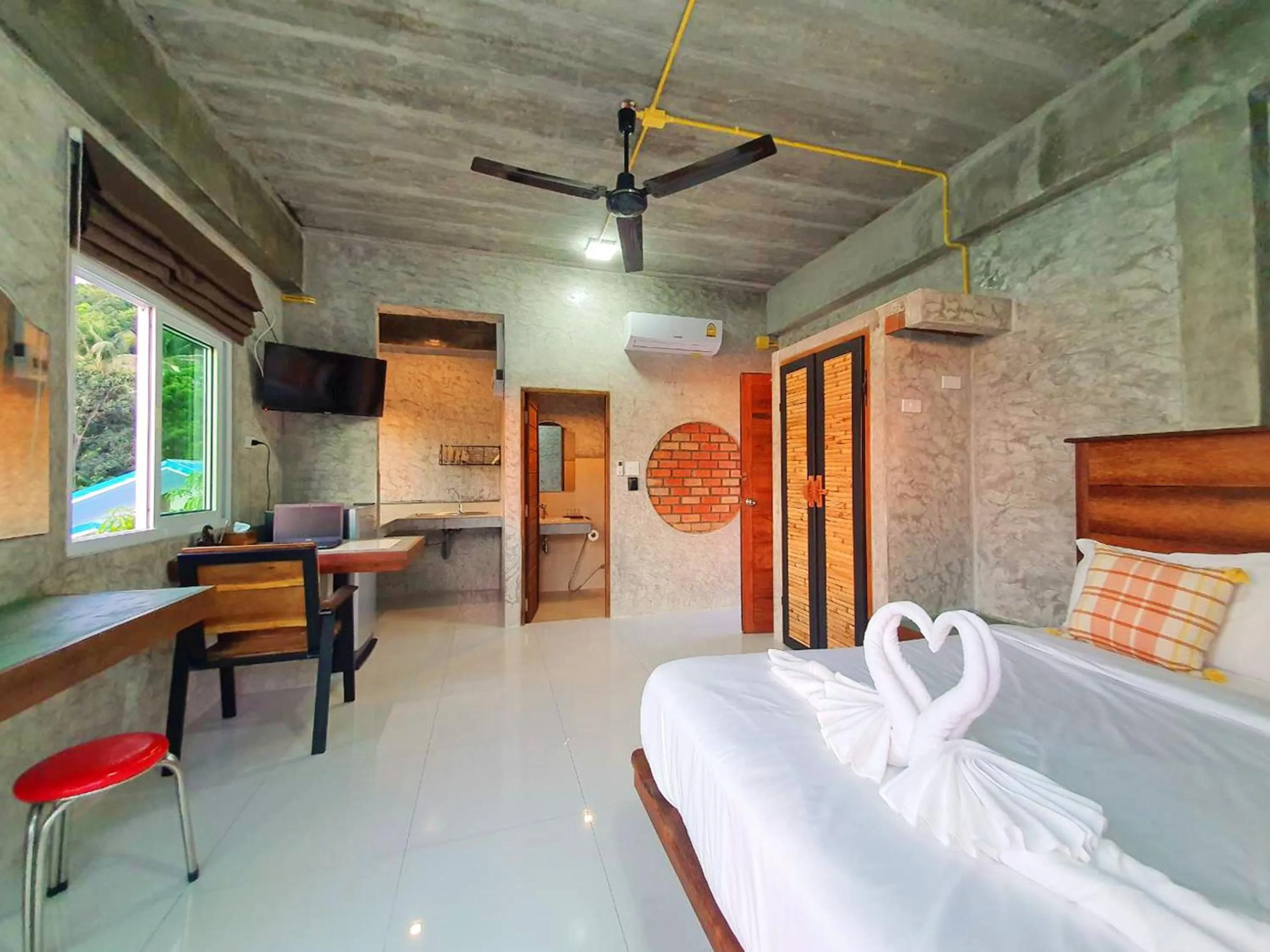 Photo of the whole room, Bed in Life koh tao resort