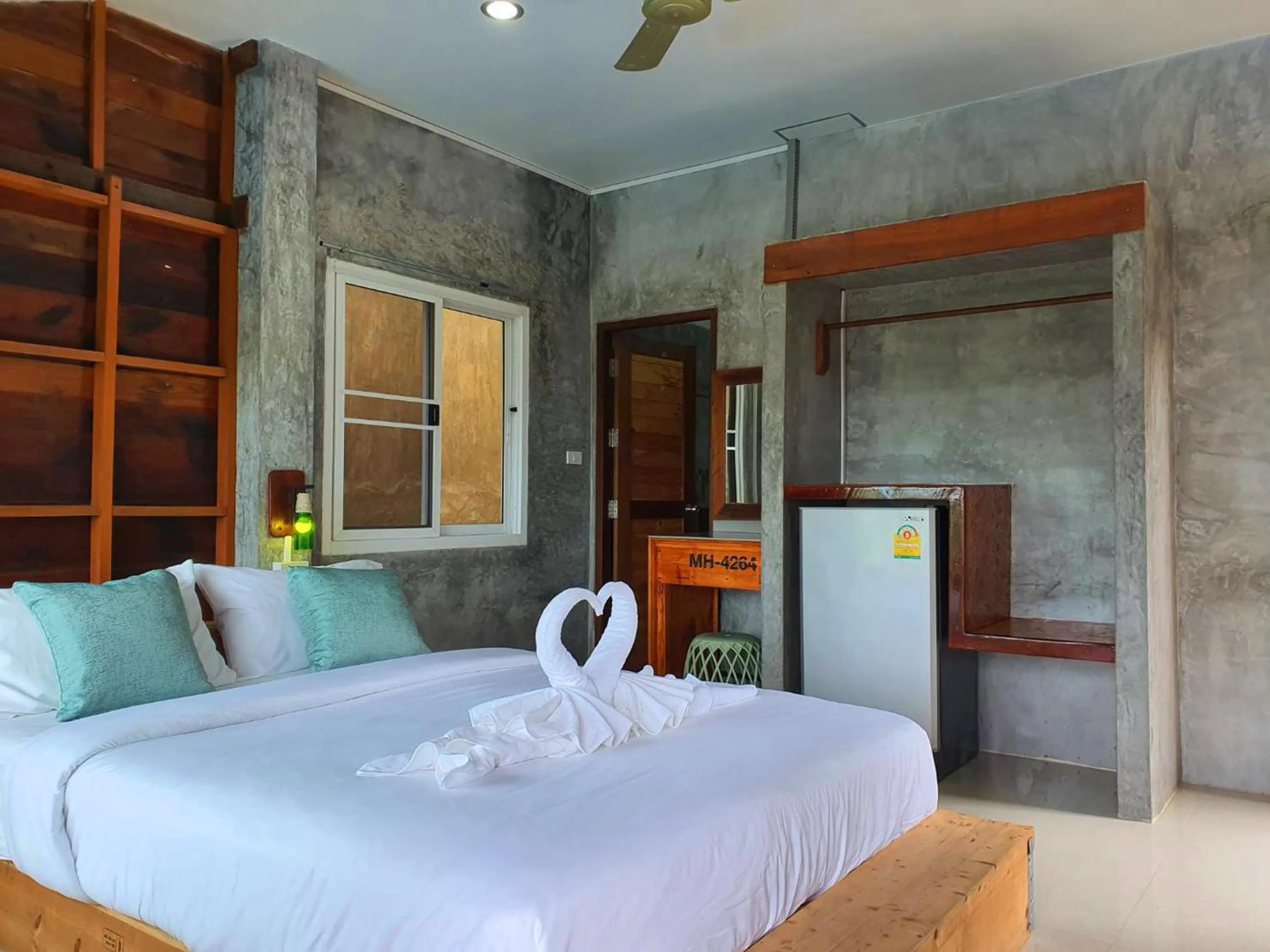 Photo of the whole room, Bed in Life koh tao resort