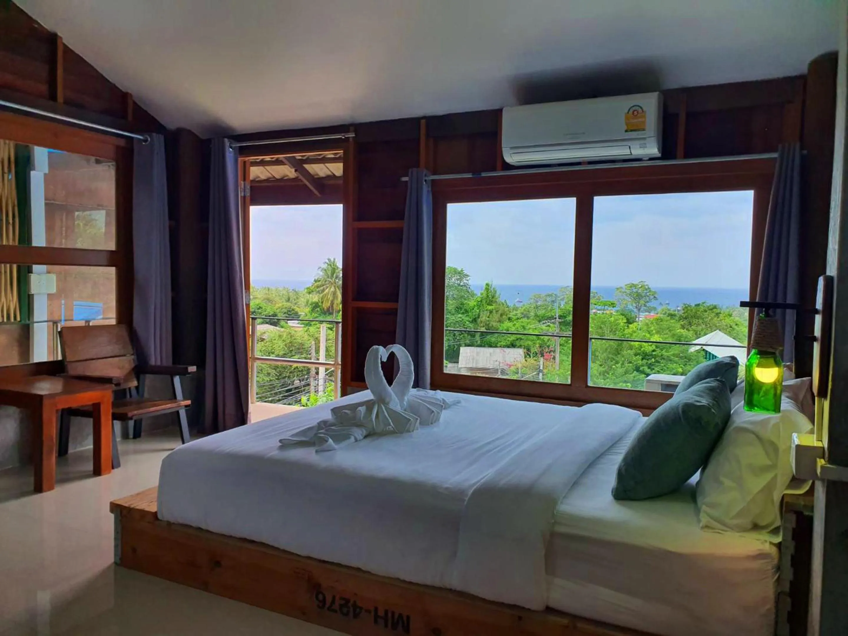 Photo of the whole room, Bed in Life koh tao resort