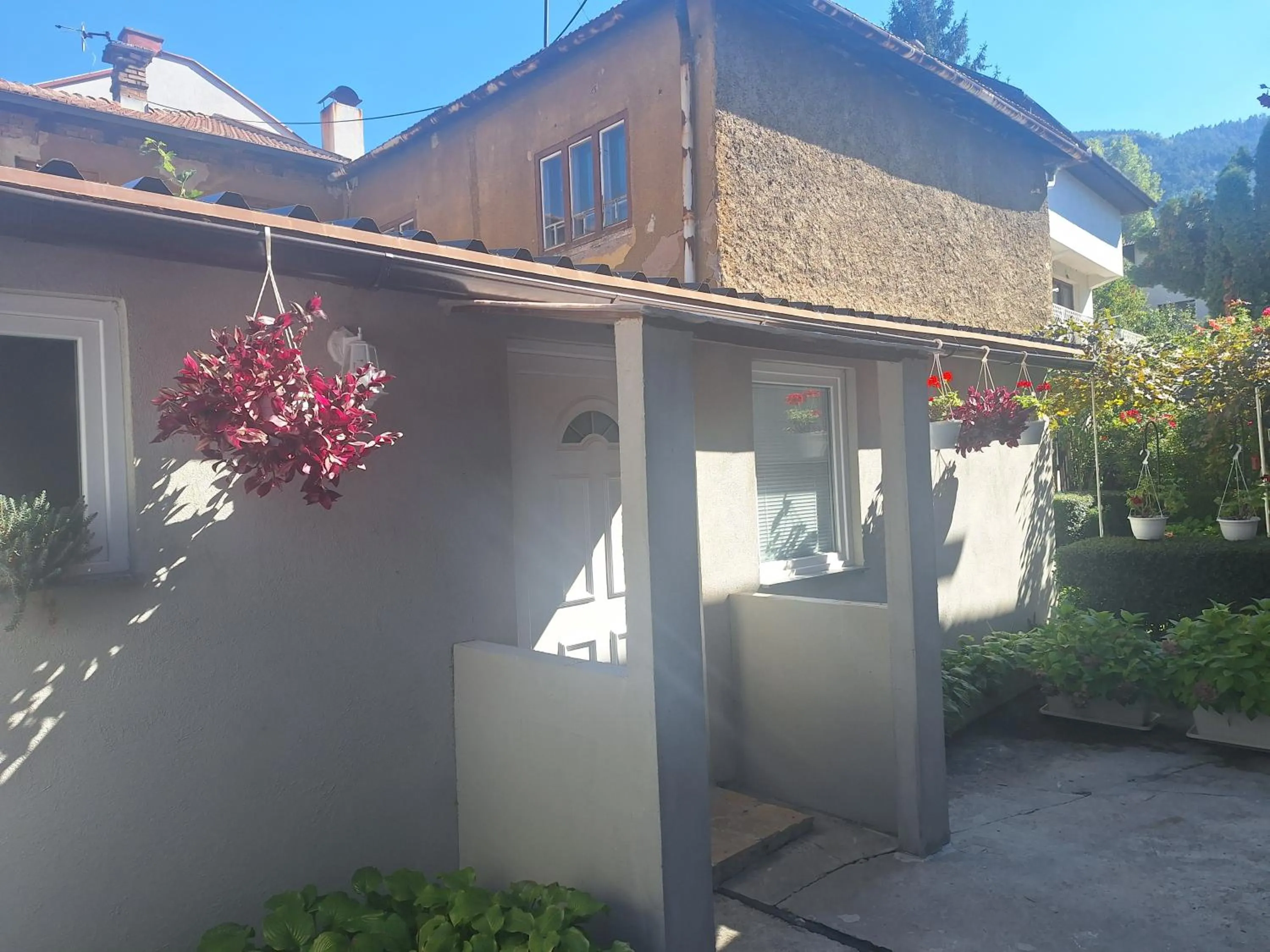 Modern&Cozy Bosnian house with GARDEN+FREE parking