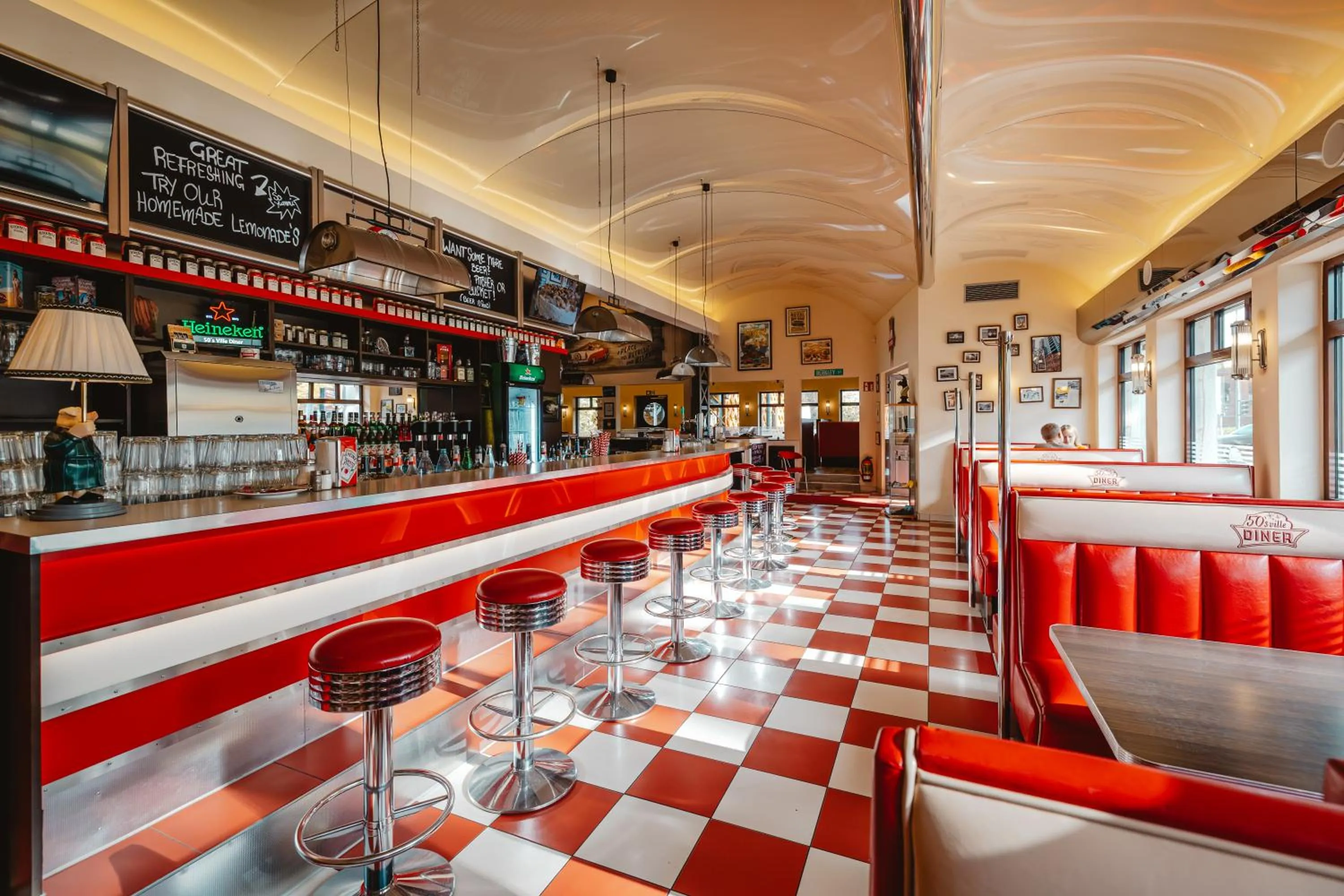 Restaurant/places to eat in Themenhotel 50's Ville Motel