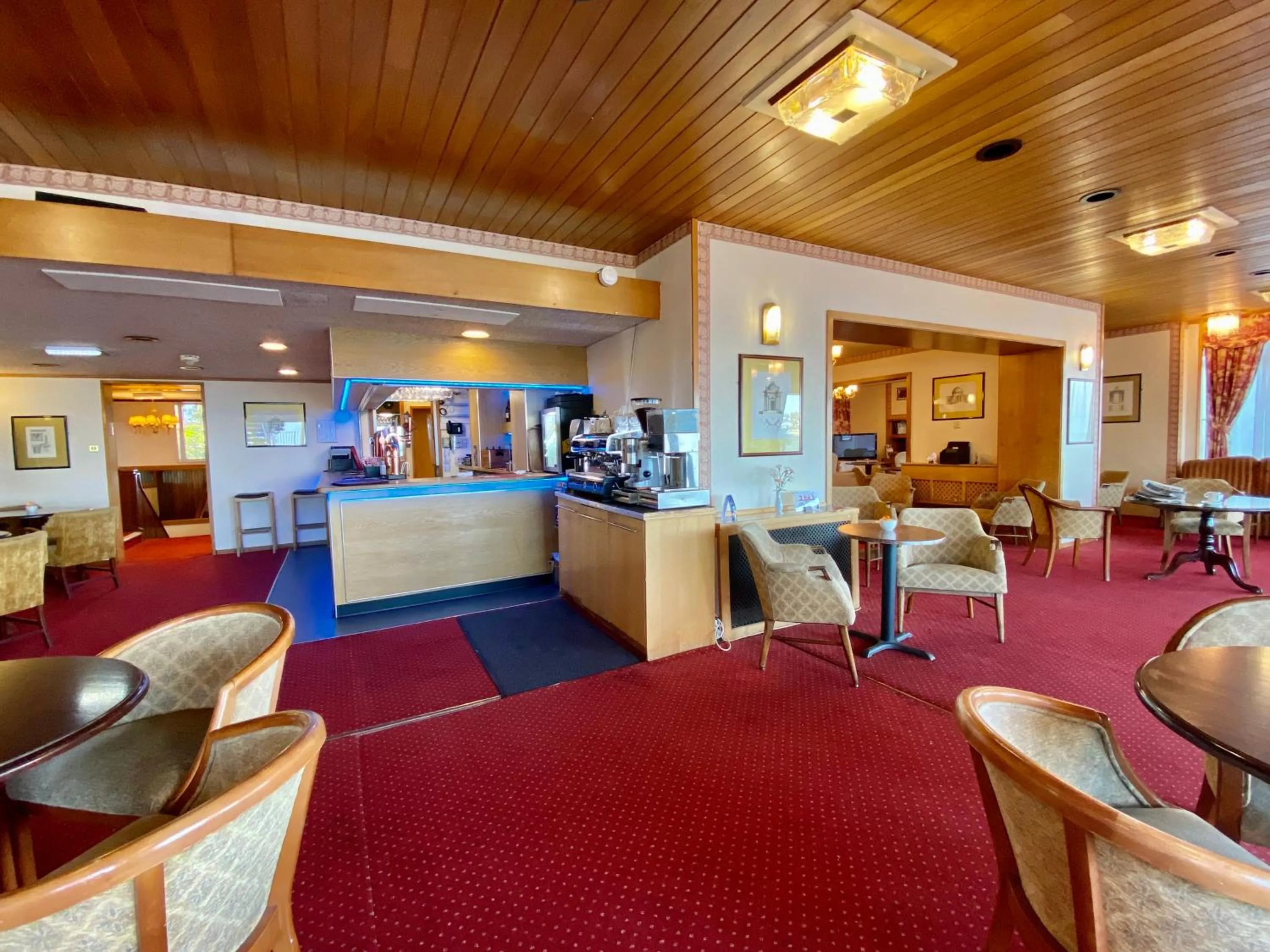 Lounge or bar in Livermead Cliff Hotel