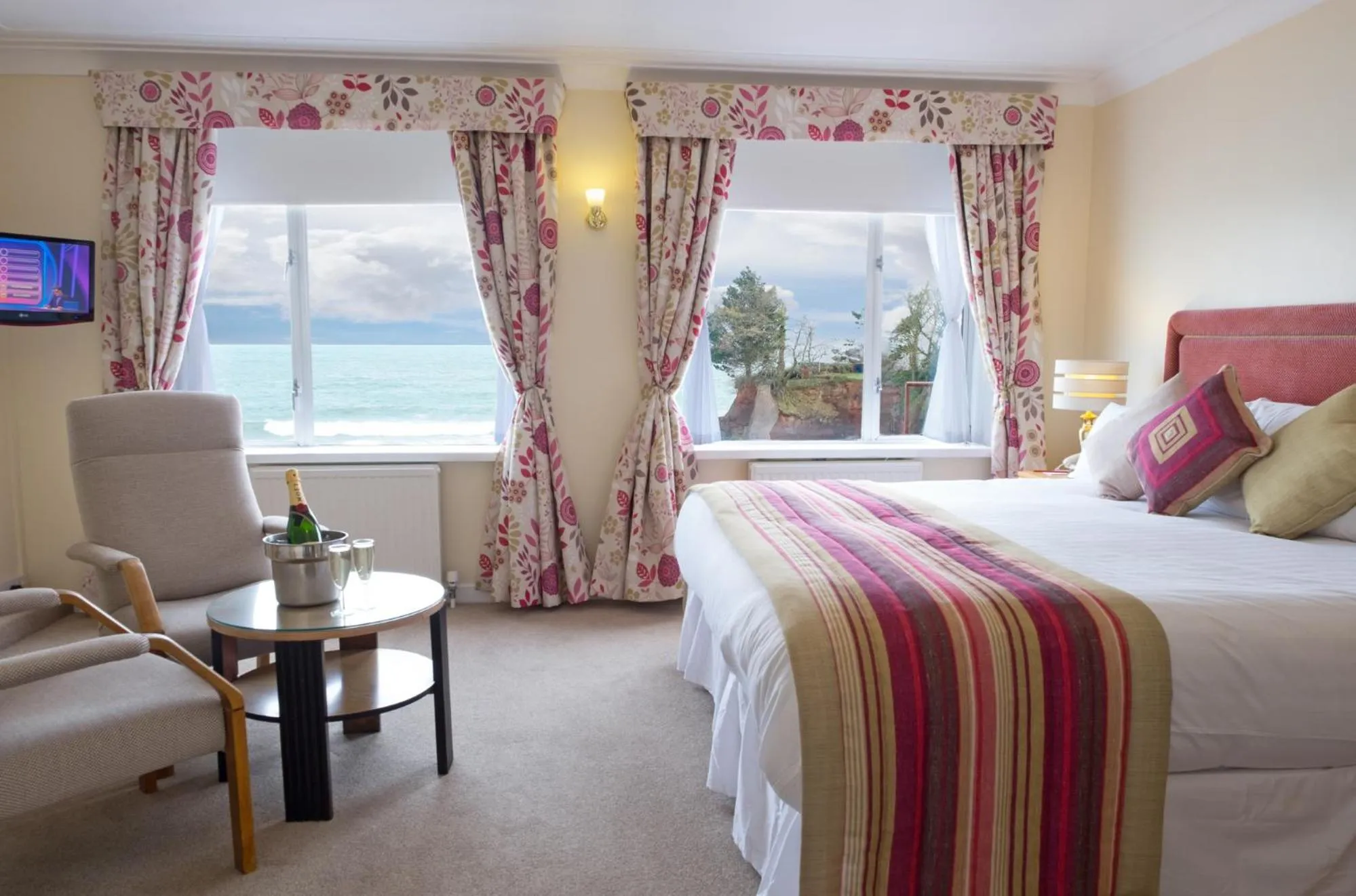 Day, Bed in Livermead Cliff Hotel