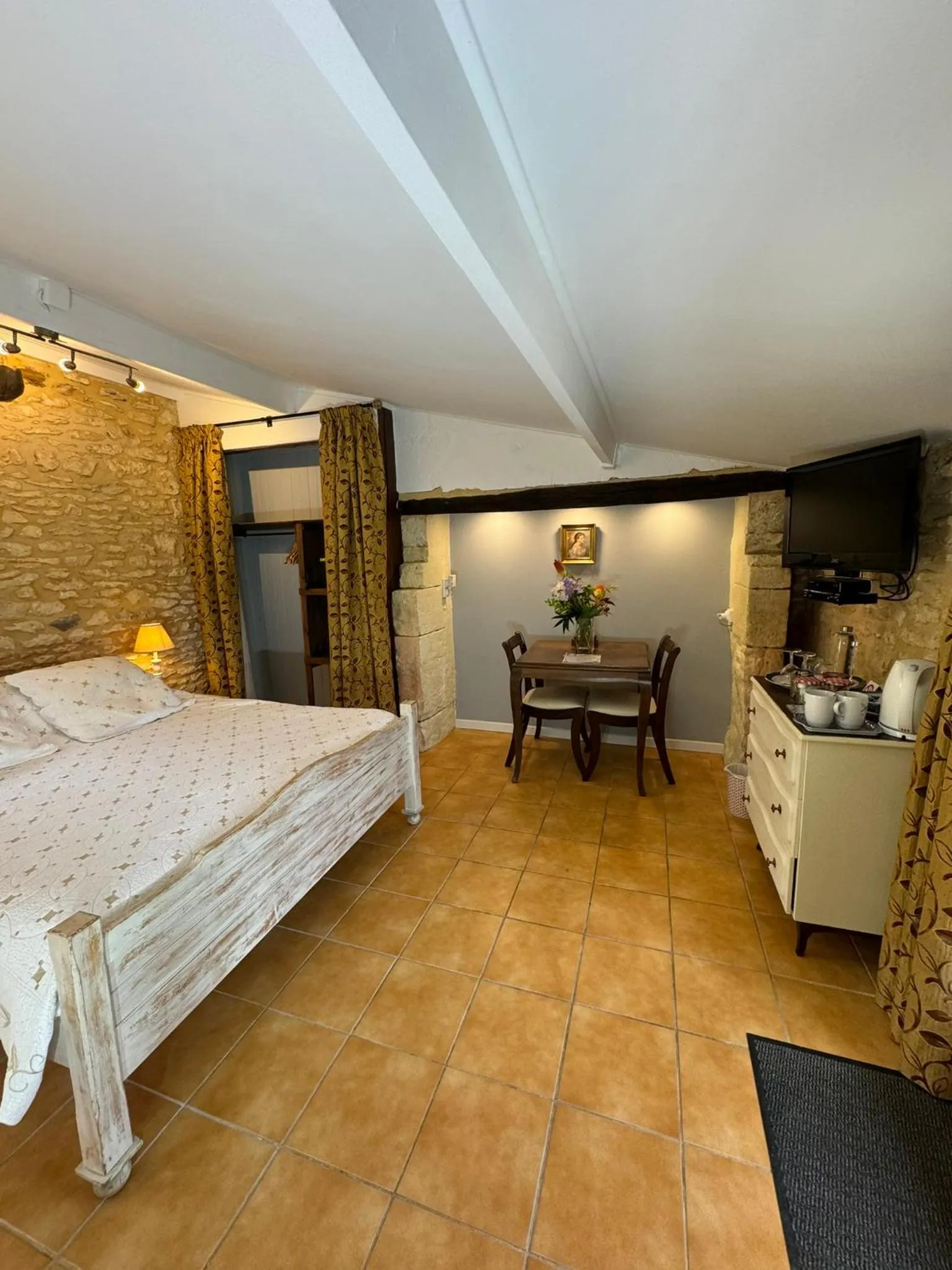 Bed in Le Chevrefeuille chambres d'hotes et gîtes de charme