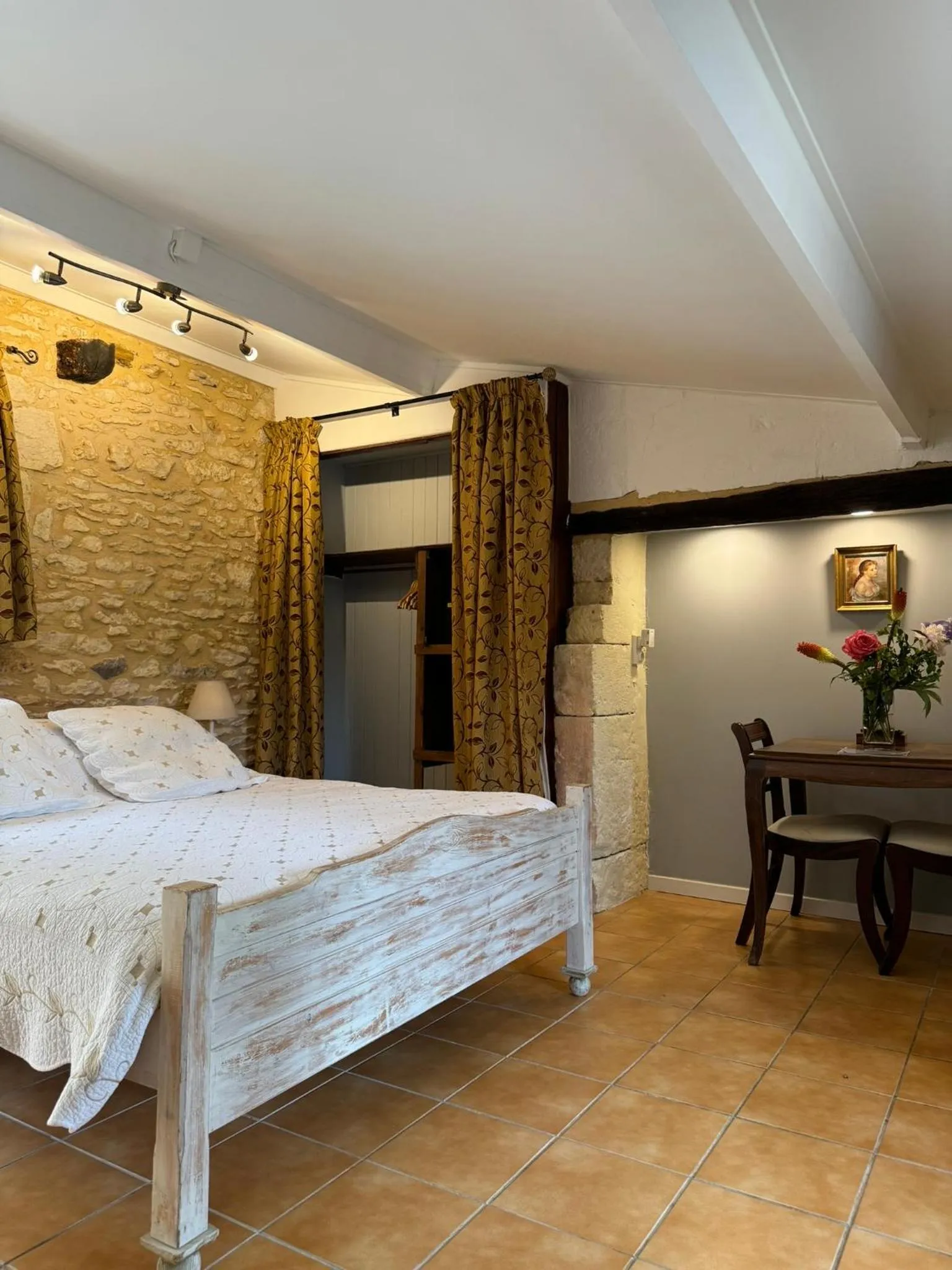 Bed in Le Chevrefeuille chambres d'hotes et gîtes de charme