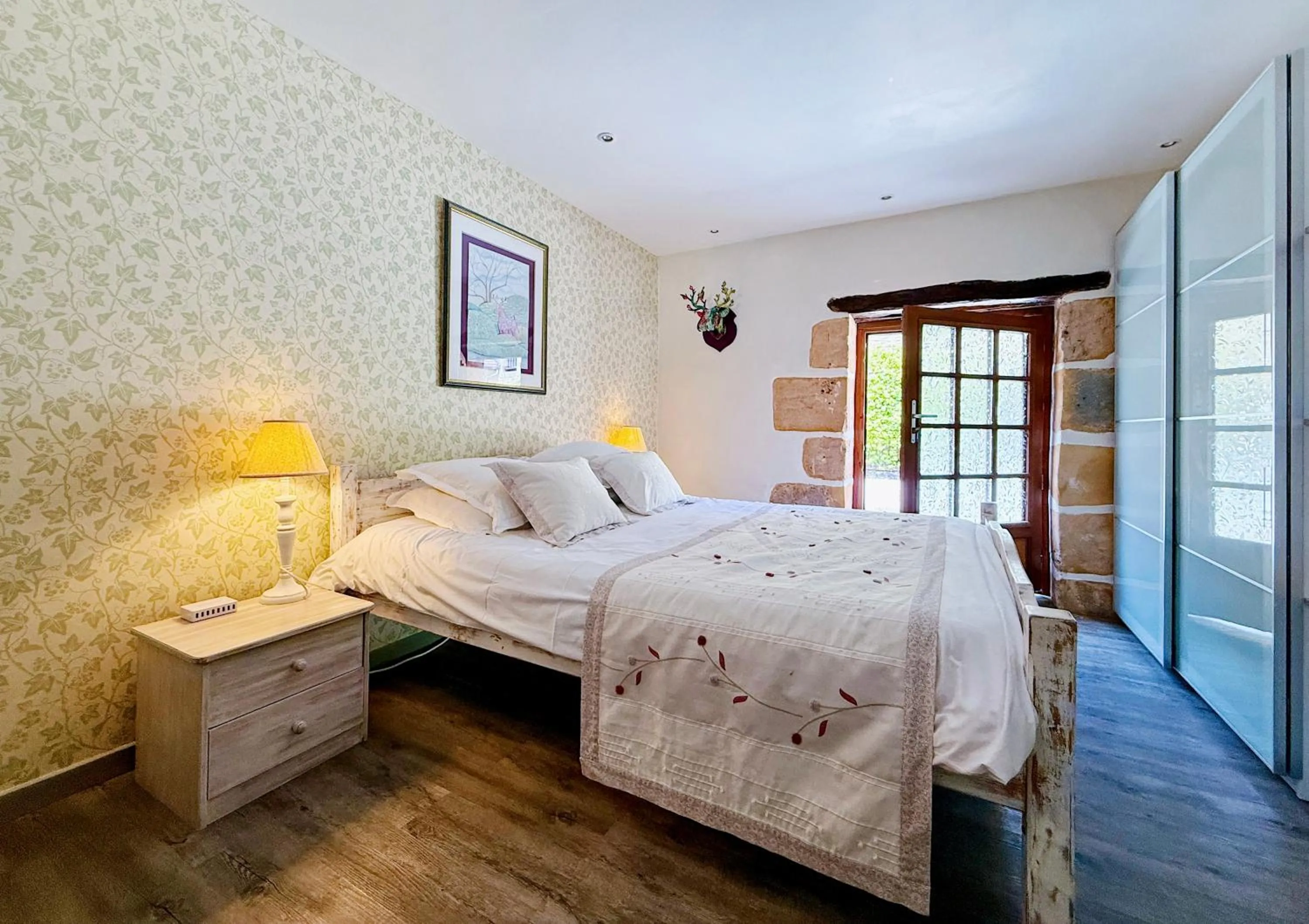 Bed in Le Chevrefeuille chambres d'hotes et gîtes de charme