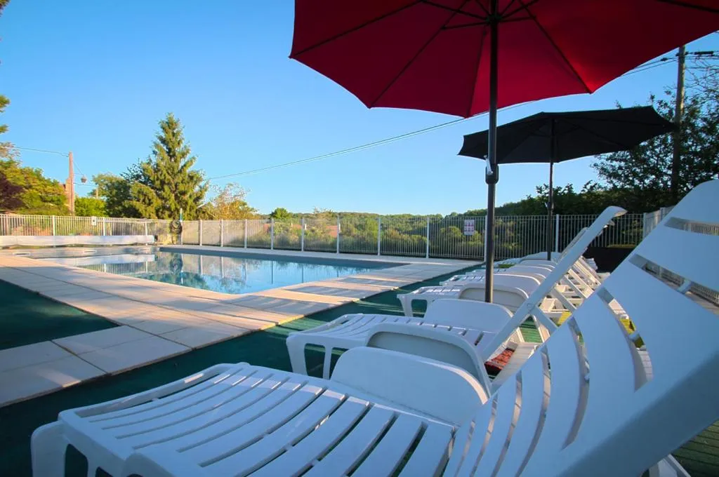 Swimming pool in Le Chevrefeuille chambres d'hotes et gîtes de charme