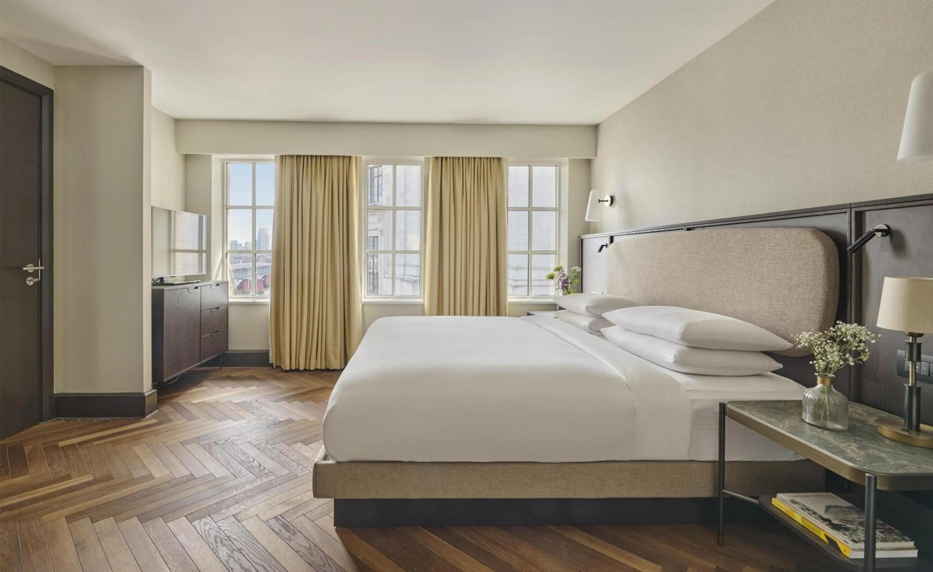 Photo of the whole room, Bed in Hyatt Regency London Blackfriars