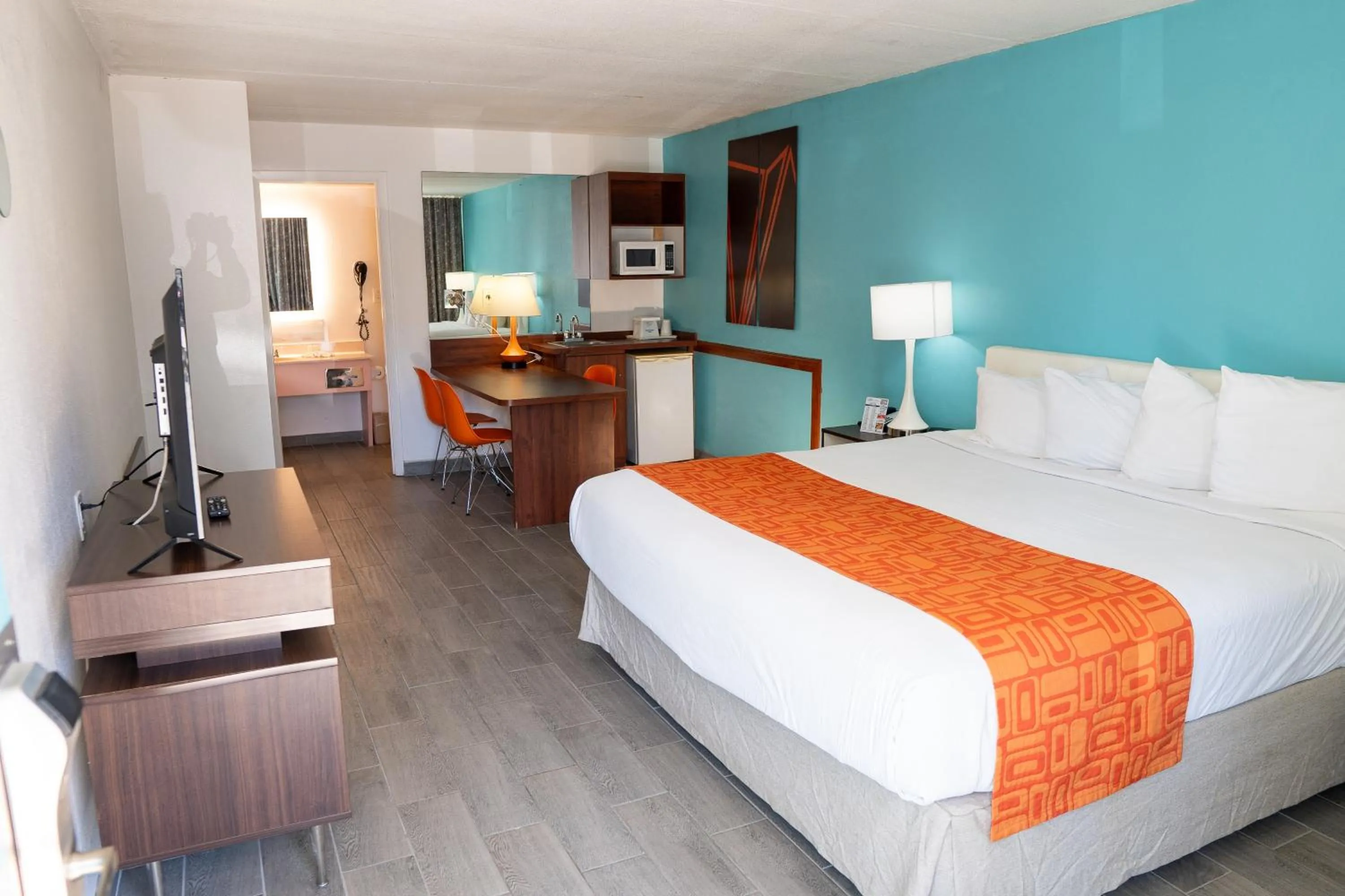 Bedroom, Bed in Howard Johnson by Wyndham Clearwater - Dunedin